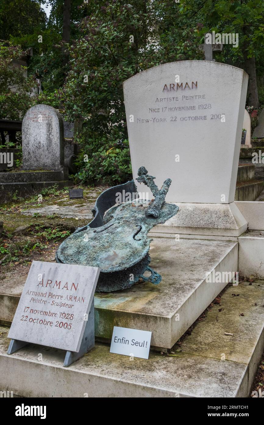 Friedhof Pere Lachaise in Paris, Grab des KŸnstlers Arman. Arman, eigentlich Armand Pierre Fernandez war ein franzšsisch-US-amerikanischer ObjektkŸnst Stock Photo