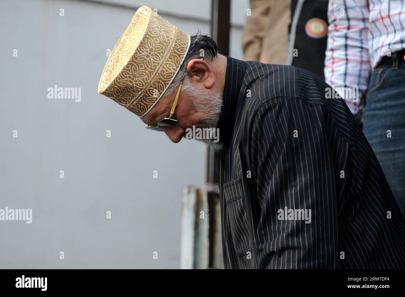 (140829) -- ISLAMABAD, Aug. 29, 2014 -- Pakistani religious leader Tahir-ul-Qadri leaves after offering Friday prayers held at an anti-government protest site in front of the Parliament in Islamabad capital of Pakistan on Aug. 29, 2014. Pakistani Prime Minister Nawaz Sharif Friday told parliament that he has not sought the army s mediation in the current political crisis as was claimed by two opposition leaders, whose activists have camped in Islamabad and are demanding his resignation. ) PAKISTAN-ISLAMABAD-PROTEST AhmadxKamal PUBLICATIONxNOTxINxCHN   Islamabad Aug 29 2014 Pakistani Religious Stock Photo