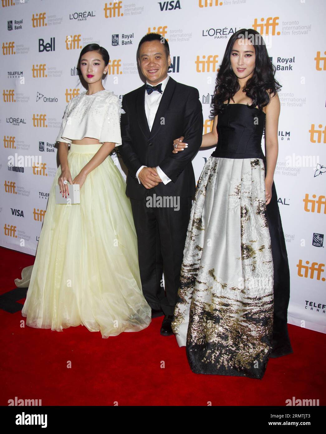 (140908) -- TORONTO, Sept. 7, 2014 -- Actress Zhou Dongyu, director Ning Hao and actress Ma Su (L-R) pose for photos before the premiere of the film Breakup Buddies at Princess of Wales Theatre during the 39th Toronto International Film Festival in Toronto, Canada, Sept. 7, 2014. ) CANADA-TORONTO-INTERNATIONAL FILM FESTIVAL-FILM BREAKUP BUDDIES ZouxZheng PUBLICATIONxNOTxINxCHN   Toronto Sept 7 2014 actress Zhou Dongyue Director Ning Hao and actress MA SU l r Pose for Photos Before The Premiere of The Film breakup Buddies AT Princess of Wales Theatre during The 39th Toronto International Film F Stock Photo