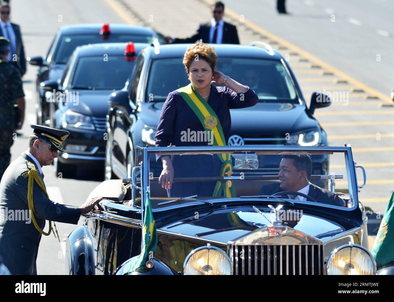 (140907) -- BRASILIA, Sept. 7, 2014 -- Brazilian President Dilma Rousseff (C), takes part in a military parade to commemorate the Independence s Day of Brazil, in Brasilia, Brazil, on Sept. 7, 2014. Brazil celebrates the 192th anniversary of its independence on Sunday. Renato Costa/Fram/Estadao Conteudo/) (vf) (fnc) BRAZIL OUT BRAZIL-BRASILIA-POLITICS-INDEPENDENCE DAY AGENCIAxESTADO PUBLICATIONxNOTxINxCHN   Brasilia Sept 7 2014 Brazilian President Dilma Rousseff C Takes Part in a Military Parade to commemorate The Independence S Day of Brazil in Brasilia Brazil ON Sept 7 2014 Brazil celebrates Stock Photo