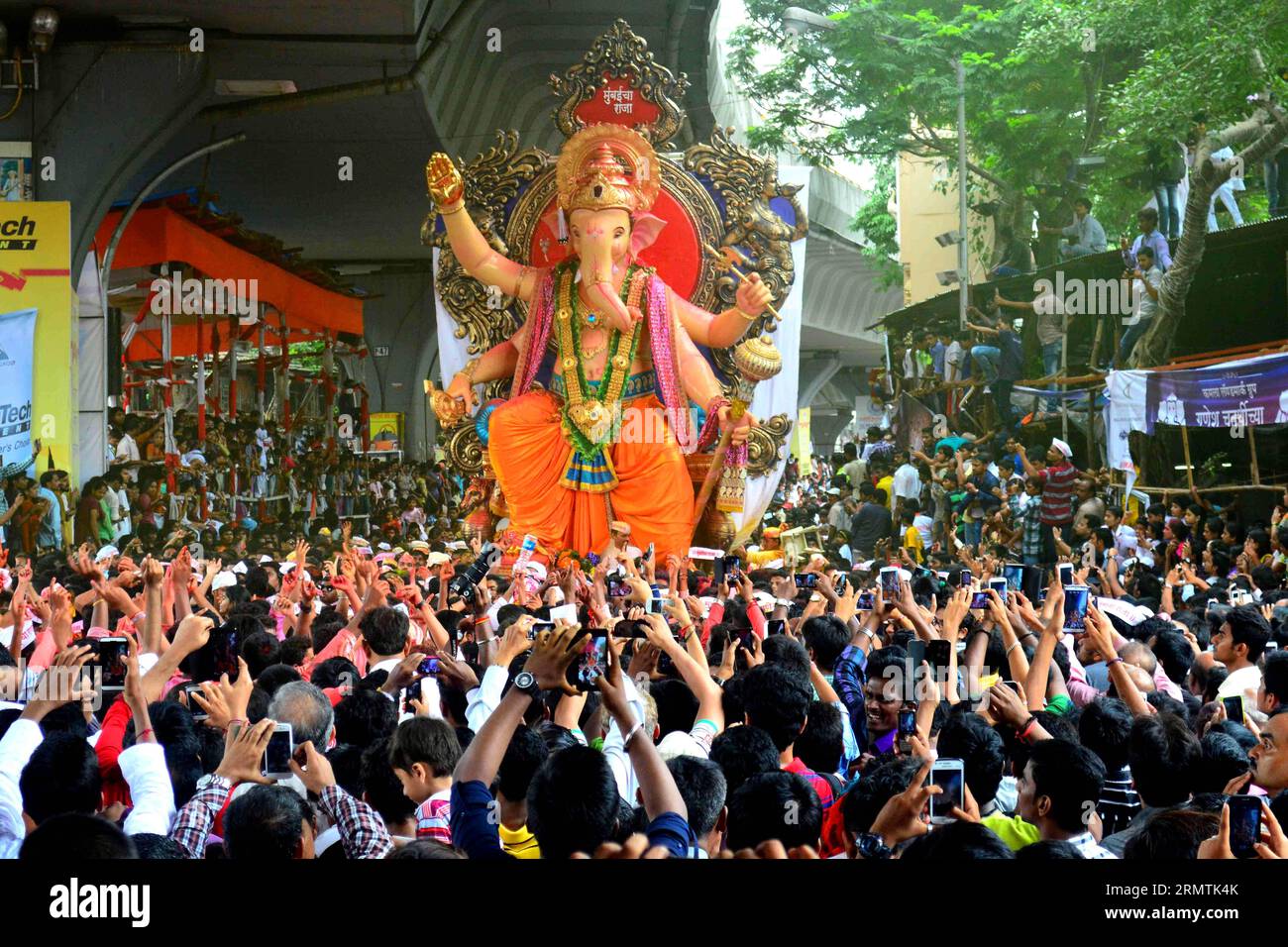 (140908) -- MUMBAI, Sept. 8, 2014 -- People take a glimpse of an idol ...