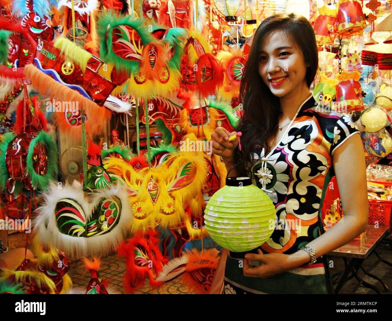 A girl poses for pictures during a visit to the Lantern Street in Ho Chi Minh City, on Sept. 8, 2014. The Mid-Autumn festival is one of the biggest celebrations of the year in Vietnam. Tao Jun) VIETNAM-HO CHI MINH CITY-MID-AUTUMN FESTIVAL-LANTERN NguyenxLexHuyen PUBLICATIONxNOTxINxCHN   a Girl Poses for Pictures during a Visit to The Lantern Street in Ho Chi Minh City ON Sept 8 2014 The Mid Autumn Festival IS One of The Biggest celebrations of The Year in Vietnam Tao jun Vietnam Ho Chi Minh City Mid Autumn Festival Lantern  PUBLICATIONxNOTxINxCHN Stock Photo