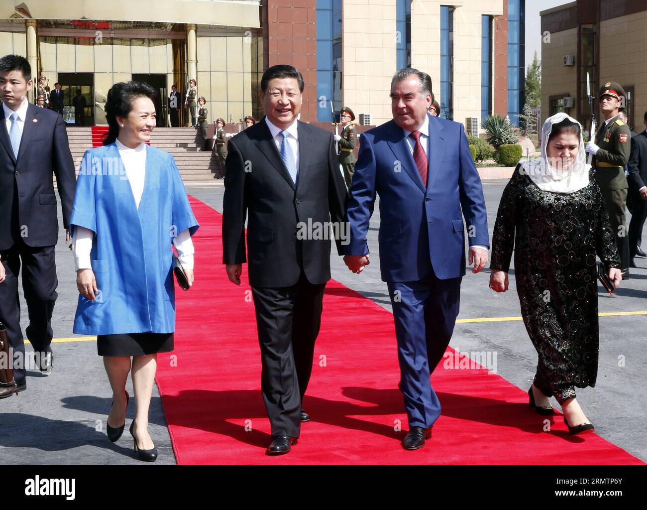 keng sonlari bilan yalangoch qiz Oliviya de Trevilning filmlari