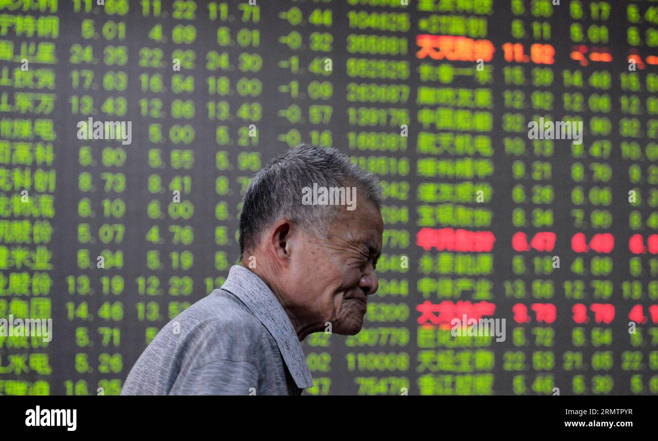 An investor is seen in front of a screen showing stock information at a trading hall of a securities firm in Hangzhou, capital of east China s Zhejiang Province, Sept. 16, 2014. Chinese shares closed lower on Tuesday, with the benchmark Shanghai Composite Index down 1.82 percent to finish at 2,296.55 points, owing to the plunge of growth enterprises. The smaller Shenzhen Component Index lost 191.57 points, or 2.36 percent, to close at 7,921.07 points. ) (ry) CHINA-STOCK-DROP (CN) LongxWei PUBLICATIONxNOTxINxCHN   to Investor IS Lakes in Front of a Screen showing Stick Information AT a Trading Stock Photo