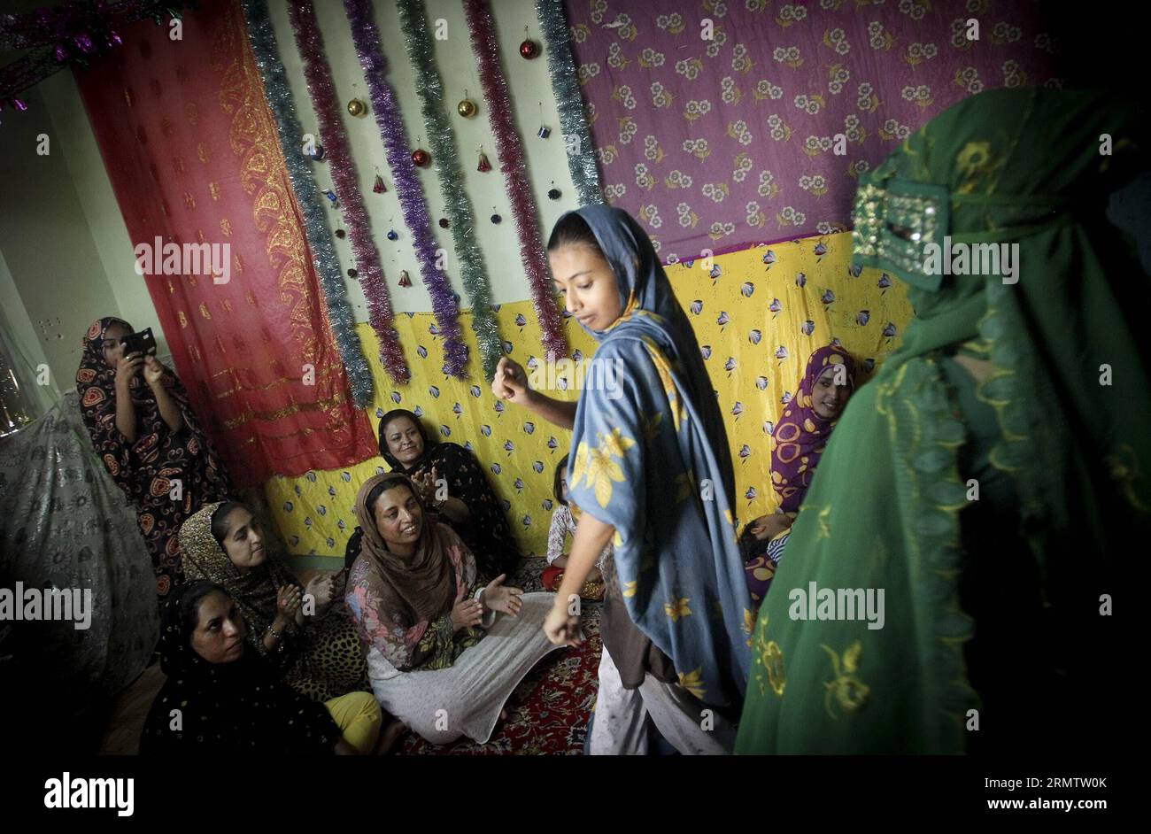 (140919) -- HORMOZ ISLAND, Sept. 19, 2014 -- Iranian women dance during a wedding ceremony on the Hormoz Island in south Iran, Sept. 19, 2014. ) IRAN-HORMOZ ISLAND-DAILY LIFE AhmadxHalabisaz PUBLICATIONxNOTxINxCHN   Hormoz Iceland Sept 19 2014 Iranian Women Dance during a Wedding Ceremony ON The Hormoz Iceland in South Iran Sept 19 2014 Iran Hormoz Iceland Daily Life AhmadxHalabisaz PUBLICATIONxNOTxINxCHN Stock Photo