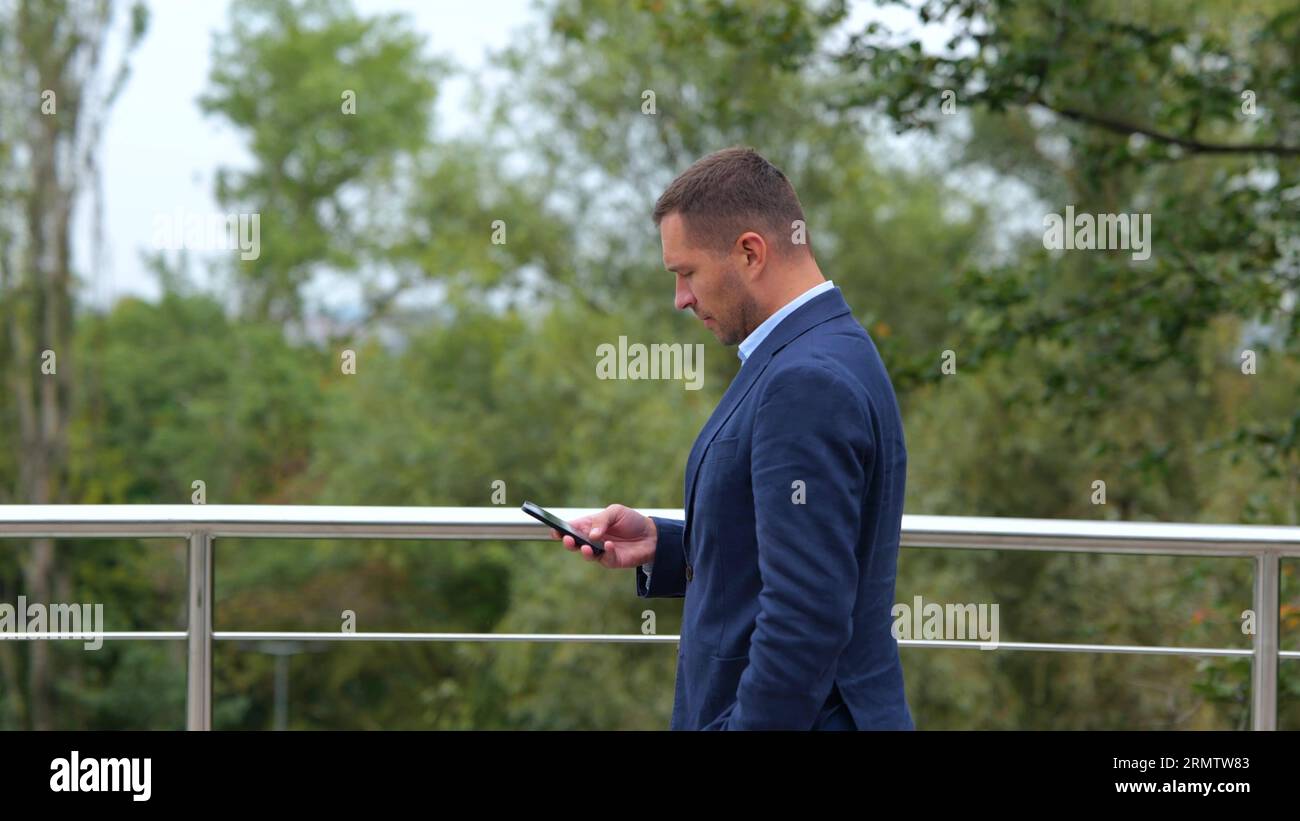 4k man walking on bridge hi-res stock photography and images - Alamy