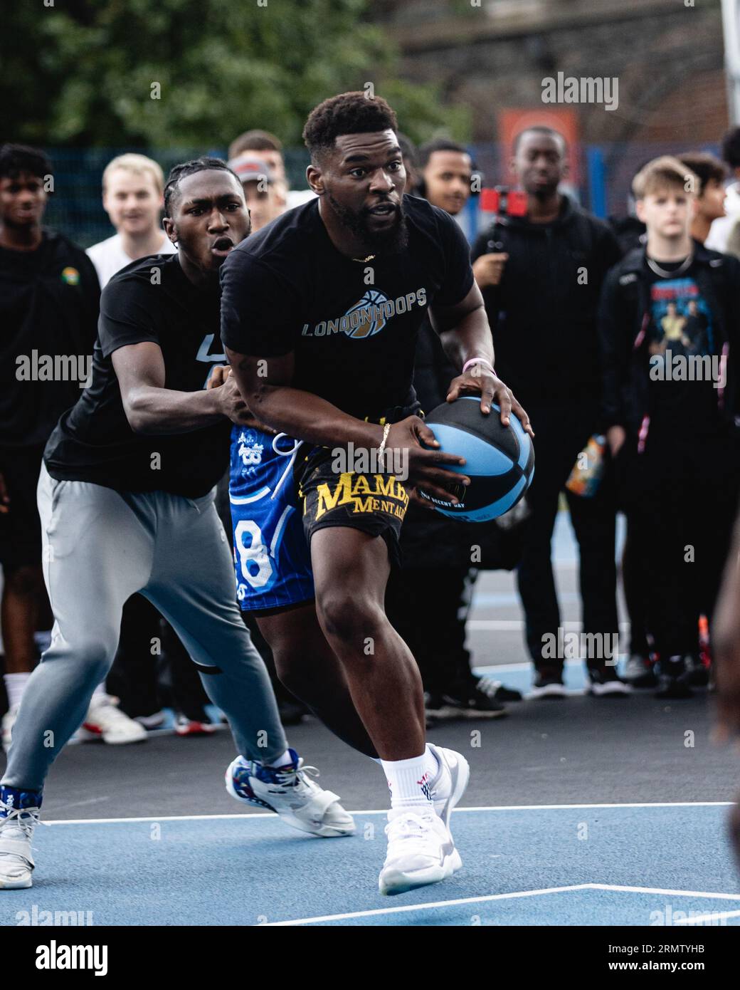 ahead of the Big 3 event at the o2 arena, Ryan Carter (the Hezigod) and Gerald Green attend a pick up game at the blue cage basketball curts, Deptford, London. Hezigod plays in one of the teams. copyright caroljmoir/alamy Stock Photo