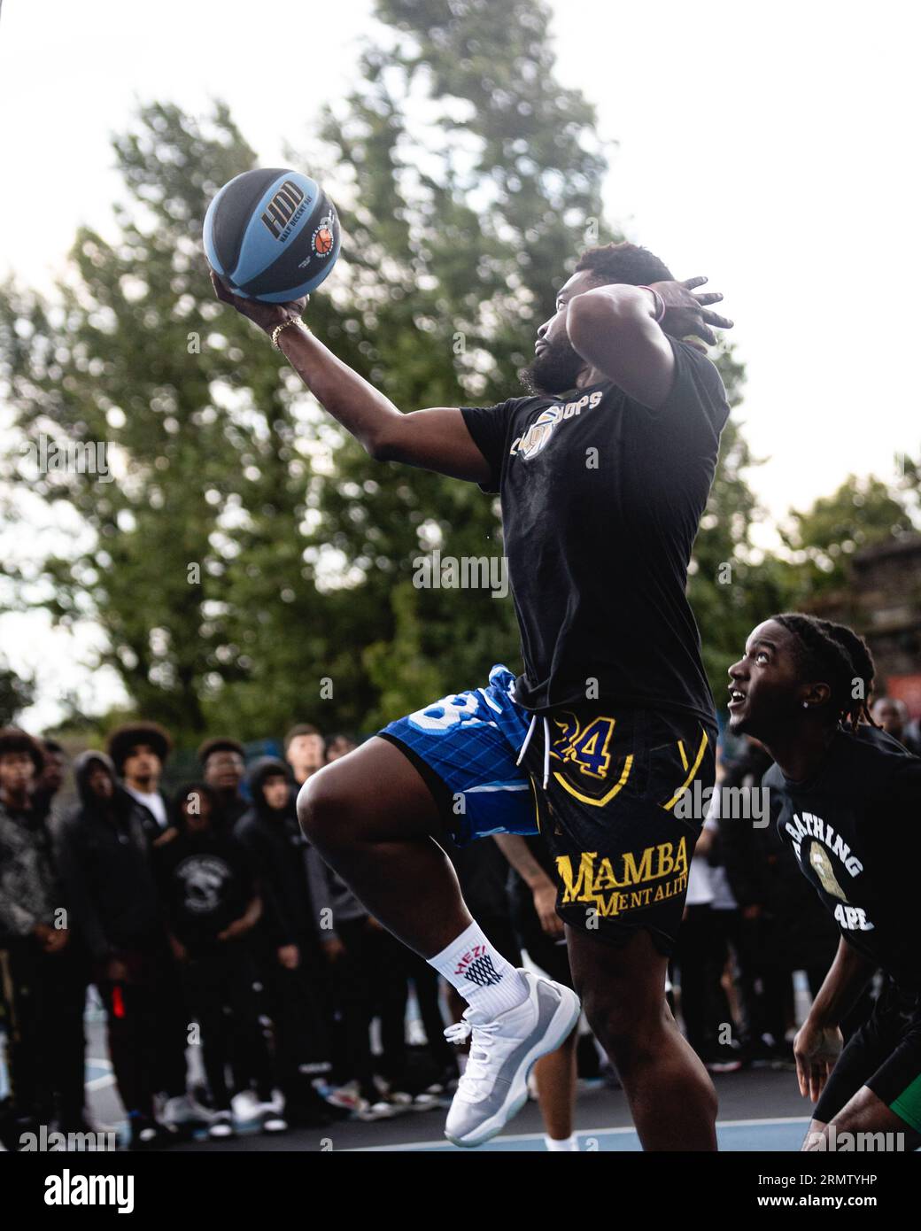 ahead of the Big 3 event at the o2 arena, Ryan Carter (the Hezigod) and Gerald Green attend a pick up game at the blue cage basketball curts, Deptford, London. Hezigod plays in one of the teams. copyright caroljmoir/alamy Stock Photo