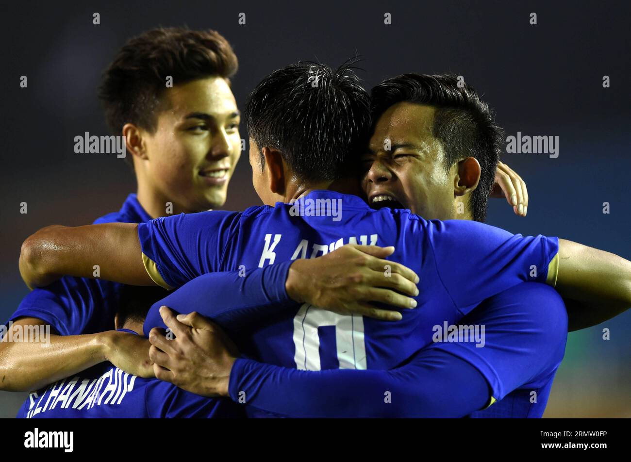 (140925) -- INCHEON, Sept. 25, 2014 -- Players of Thailand celebrate goal during men s football round of 16 match against China at the 17th Asian Games in Incheon, South Korea, Sept. 25, 2014. China lost 0-2. )(mcg) (SP)SOUTH KOREA-INCHEON-17TH ASIAN GAMES-FOOTBALL LoxPingxFai PUBLICATIONxNOTxINxCHN   Incheon Sept 25 2014 Players of Thai country Celebrate GOAL during Men S Football Round of 16 Match against China AT The 17th Asian Games in Incheon South Korea Sept 25 2014 China Lost 0 2 McG SP South Korea Incheon 17th Asian Games Football  PUBLICATIONxNOTxINxCHN Stock Photo