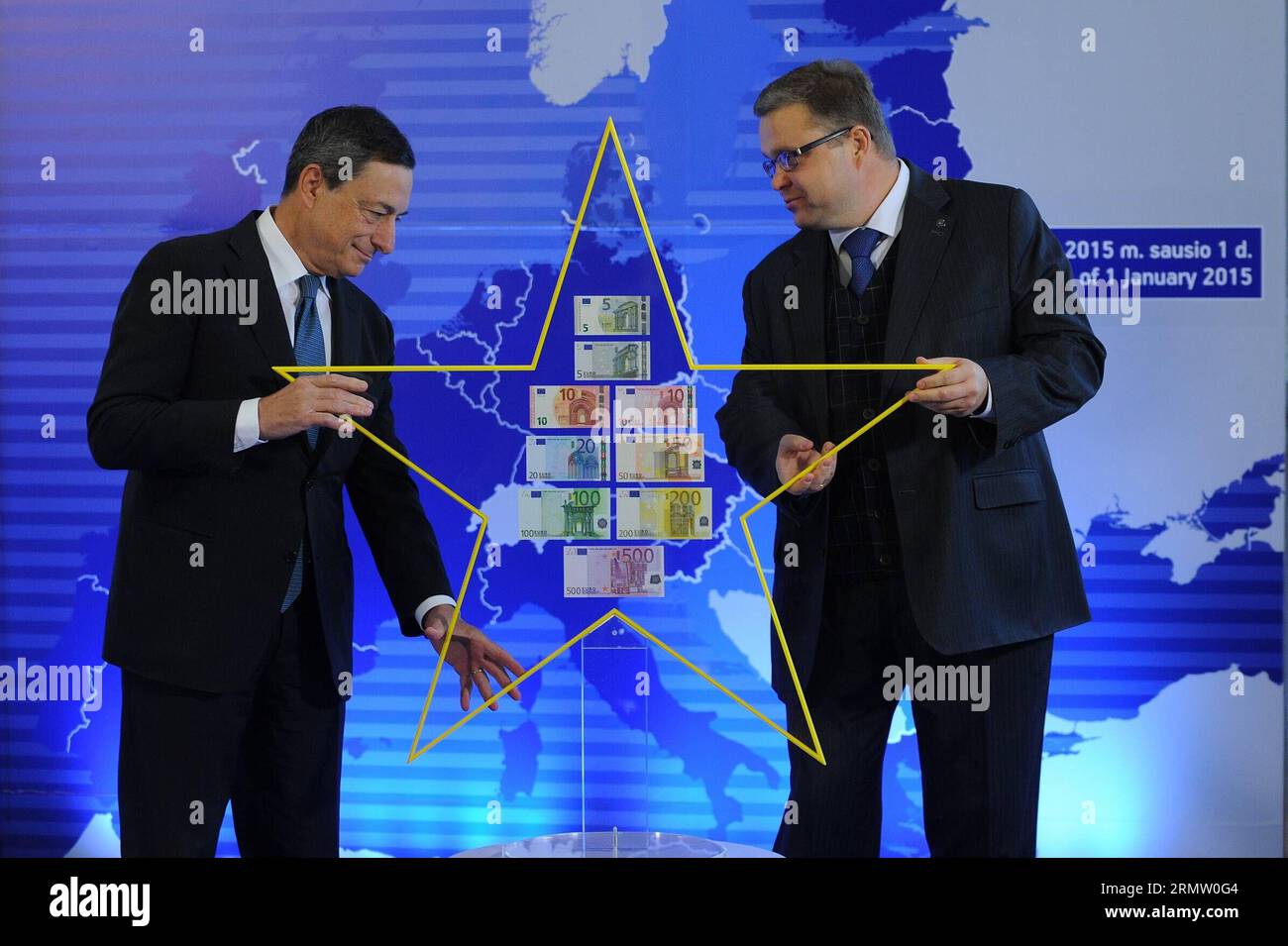 (140925) -- VILNIUS, Sept. 25, 2014 -- European Central Bank (ECB) s president Mario Draghi (L) hands over Euro Star to president of Lithuanian central bank Vitas Vasiliauskas in Vilnius, Lithuania, on Sept. 25, 2014. President of the ECB Mario Draghi handed over a Euro Star to chairman of Lithuania s Central Bank here on Thursday, a sign symbolizing Lithuania s membership in the euro area. ) (lmz) LUTHUANIA-VILNIUS-EURO STAR AlfredasxPliadis PUBLICATIONxNOTxINxCHN   Vilnius Sept 25 2014 European Central Bank ECB S President Mario Draghi l Hands Over Euro Star to President of Lithuanian Centra Stock Photo