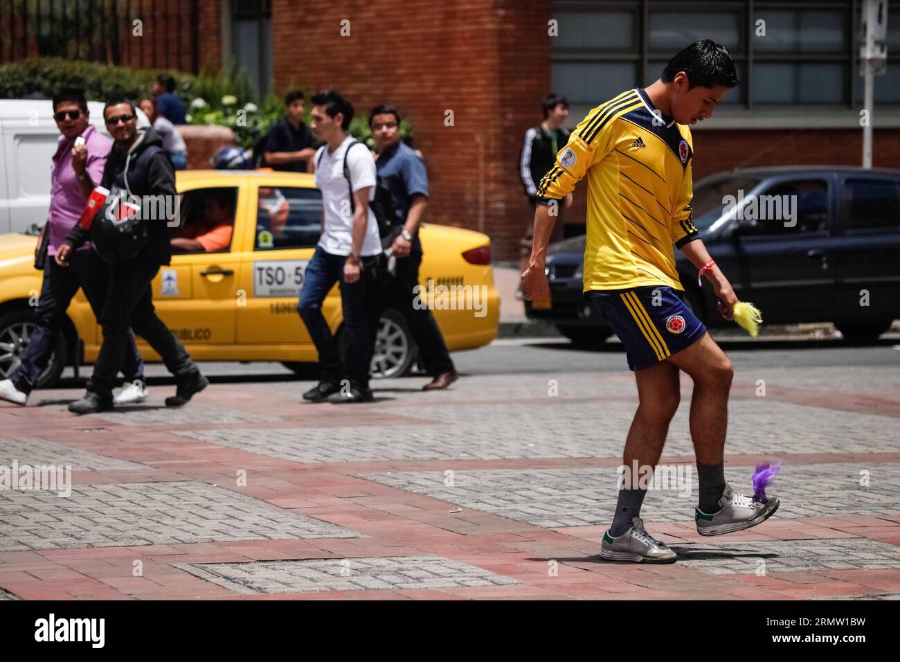 A resident performs a Jianzi show, during an exhibition for the celebration of the Day of the Confucius Institute, in Bogota city, capital of Colombia, on Sept. 26, 2014. The Day of the Confucius Institute is celebrated worldwide on Sept. 27, marking the 10th anniversary of the stablishment of the Confucius Institute. John Paz) (bxq) COLOMBIA-BOGOTA-CHINA-CULTURE-ANNIVERSARY CONFUCIUS e Jhonpaz PUBLICATIONxNOTxINxCHN   a Resident performs a  Show during to Exhibition for The Celebration of The Day of The Confucius Institute in Bogota City Capital of Colombia ON Sept 26 2014 The Day of The Conf Stock Photo