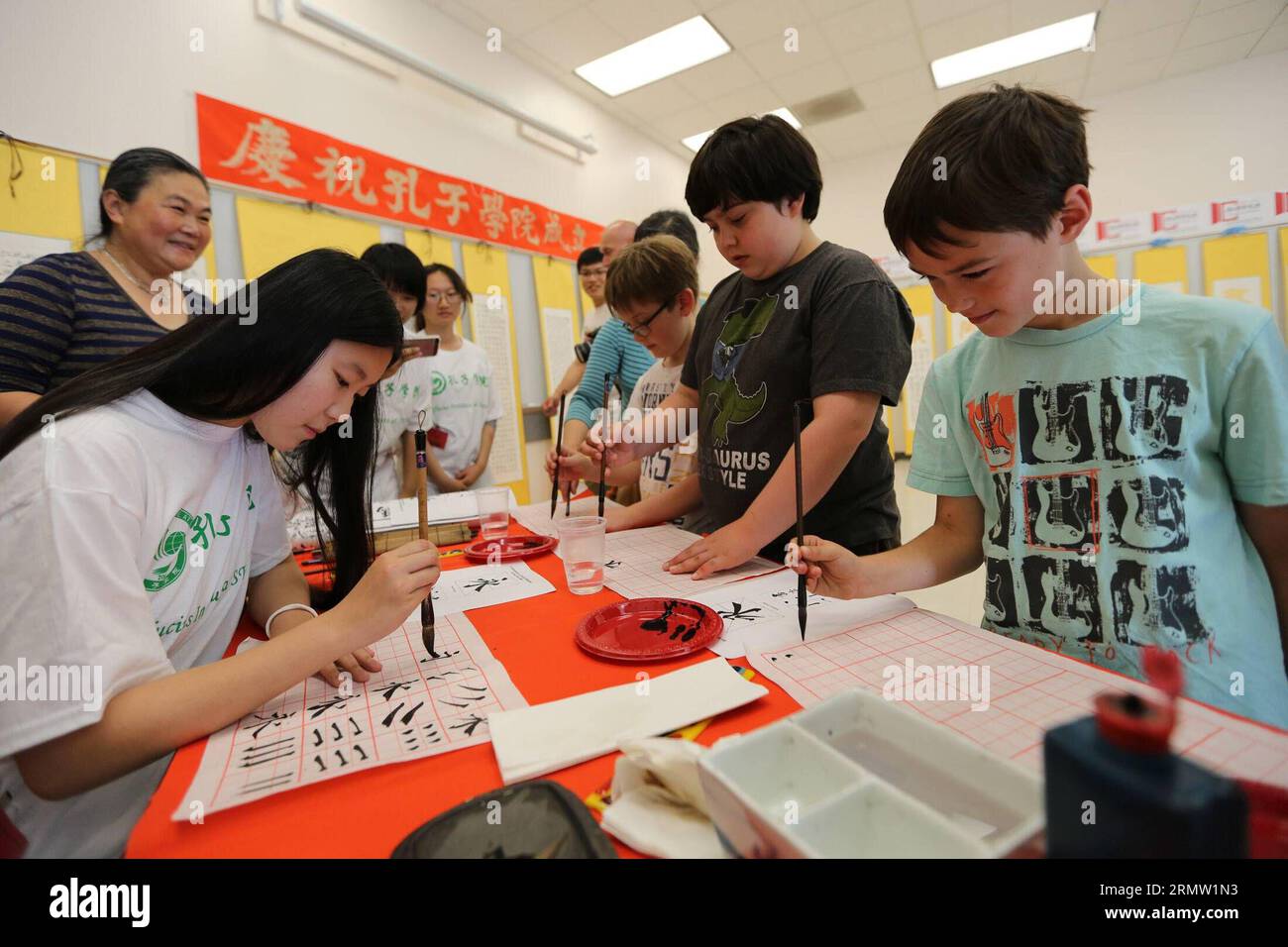 Students learn Chinese calligraphy in the Confucius Institute of San Francisco State University in San Francisco Sept. 27, 2014. The Day of the Confucius Institute was celebrated worldwide on Sept. 27, marking the 10th anniversary of the founding of Confucius Institutes. ) (lyi) US-SAN FRANCISCO-CONFUCIUS INSTITUTE DAY-CELEBRATION LiuxYilin PUBLICATIONxNOTxINxCHN   Students Learn Chinese Calligraphy in The Confucius Institute of San Francisco State University in San Francisco Sept 27 2014 The Day of The Confucius Institute what celebrated World Wide ON Sept 27 marking The 10th Anniversary of T Stock Photo