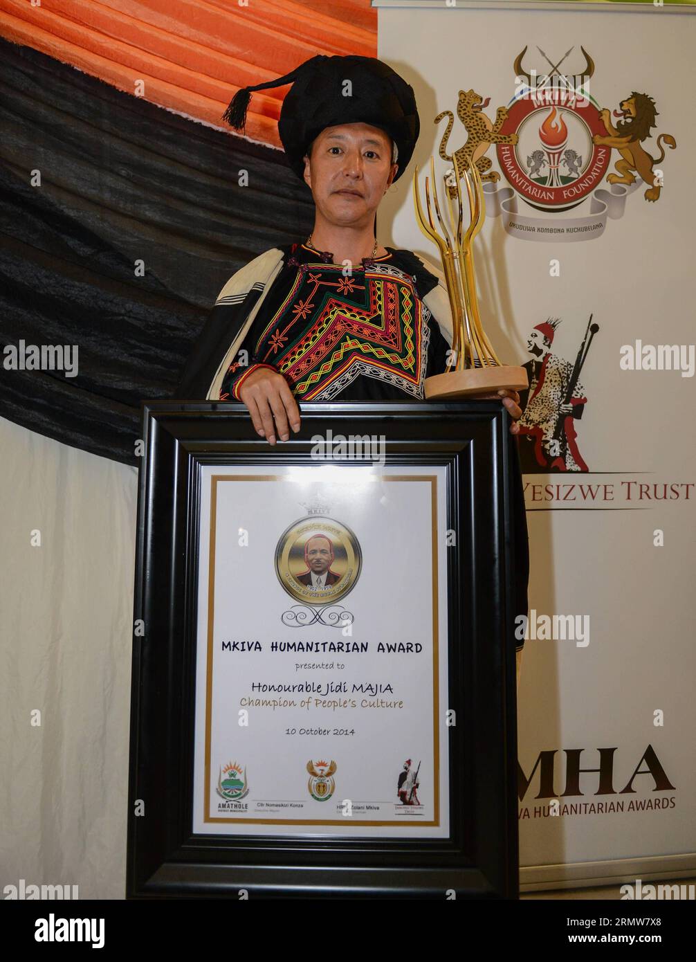 Jike Qubu, a student and representive of Jidi Majia who is a Chinese poet and winner of the 2014 Mkiva Humanitarian Awards, attends the awarding ceremony at Walter Sisulu University Butterworth Campus in Eastern Cape, South Africa, on Oct. 10, 2014. The Mkiva Humanitarian Awards celebrates the efforts and successes of African and International leaders who have made an impact on local or international communities. This year s recipients include: Jidi Majia of China, Saeb Erekat of Palestine, Queen Best Kemigisa of Uganda and Rebecca Malope, Mzimasi Mnguni and Mthetheleli NgumbelaThe of South Af Stock Photo