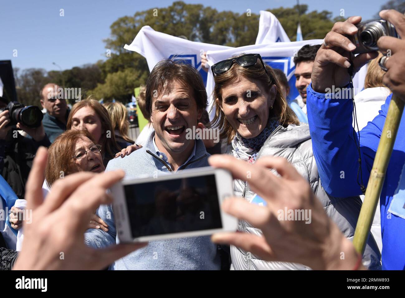 Presidential candidate of the opposition National Party Luis Lacalle Pou (C) poses with a supporter during an electoral campaign act at Batlle Park, in Montevideo, capital of Uruguay, on Oct. 11, 2014. The presidential and parliamentary elections of Uruguay are scheduled for Oct. 26, 2014. ) (da) (fnc) URUGUAY-MONTEVIDEO-POLITICS-ELECTIONS NICOLASxCELAYA PUBLICATIONxNOTxINxCHN   Presidential Candidate of The Opposition National Party Luis Lacalle Pou C Poses With a Supporter during to Electoral Campaign ACT AT Batlle Park in Montevideo Capital of Uruguay ON OCT 11 2014 The Presidential and Par Stock Photo