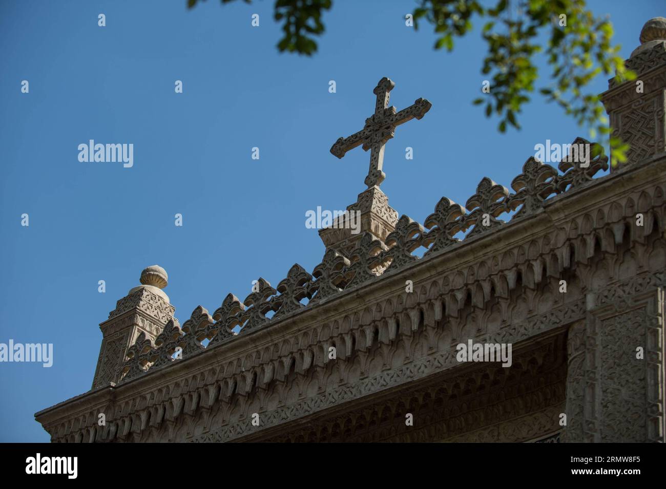 A cross is seen atop the hanging Coptic church in Cairo, Egypt, Oct. 11, 2014. The centuries-old church was reopened on Oct. 11 after 16 years of renovation. ) EGYPT-CAIRO-RELIGION-COPTIC CHURCH PanxChaoyue PUBLICATIONxNOTxINxCHN   a Cross IS Lakes atop The Hanging Coptic Church in Cairo Egypt OCT 11 2014 The centuries Old Church what reopened ON OCT 11 After 16 Years of Renovation Egypt Cairo Religion Coptic Church  PUBLICATIONxNOTxINxCHN Stock Photo