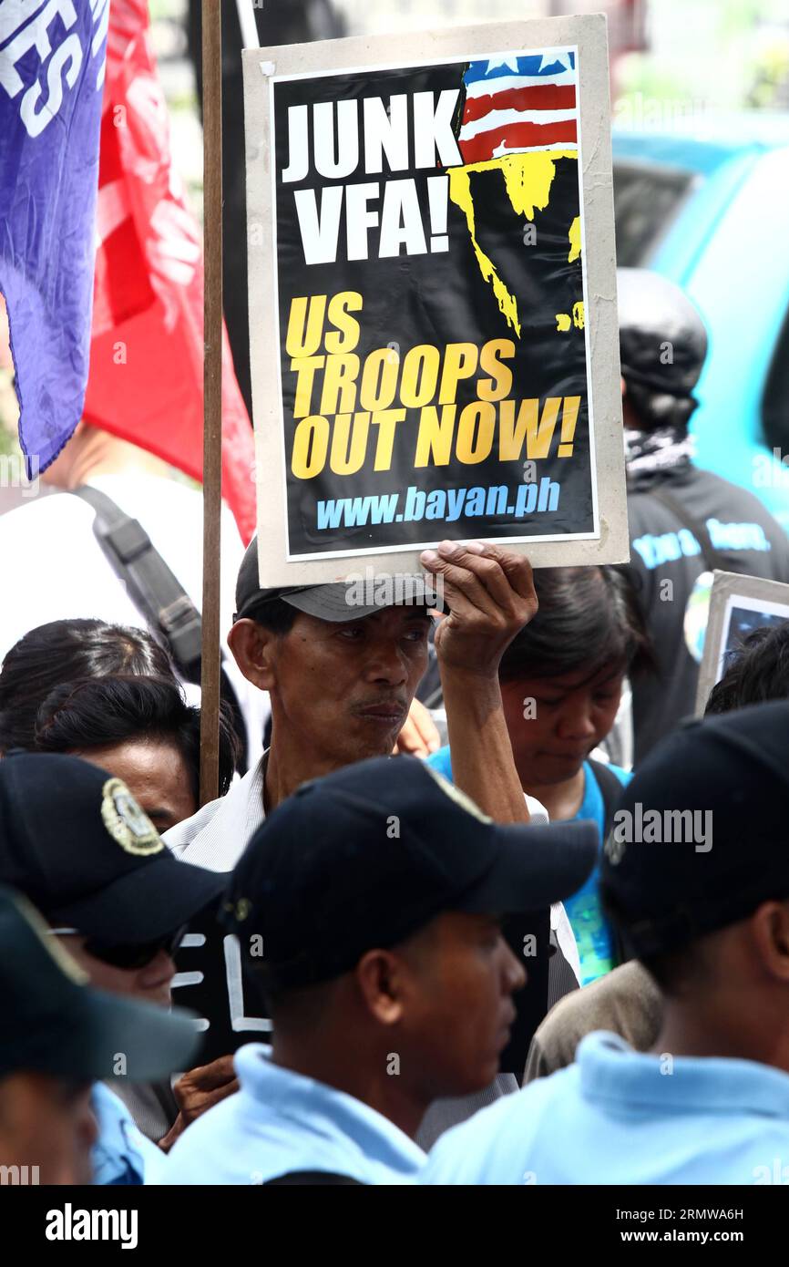 (141016) -- MANILA, Oct. 16, 2014 -- An activist holds a placard calling for the junking of the Visiting Forces Agreement during a protest rally in front of the US Embassy in Manila, Philippines, Oct. 16, 2014. The protesters demand justice for Jeffrey Laude, who was suspected to be killed by US Marine Joseph Scott Pemberton last Saturday in Olongapo City. ) PHILIPPINES-MANILA-PROTEST RALLY RouellexUmali PUBLICATIONxNOTxINxCHN   Manila OCT 16 2014 to Activist holds a placard Calling for The  of The Visiting Forces Agreement during a Protest Rally in Front of The U.S. Embassy in Manila Philippi Stock Photo