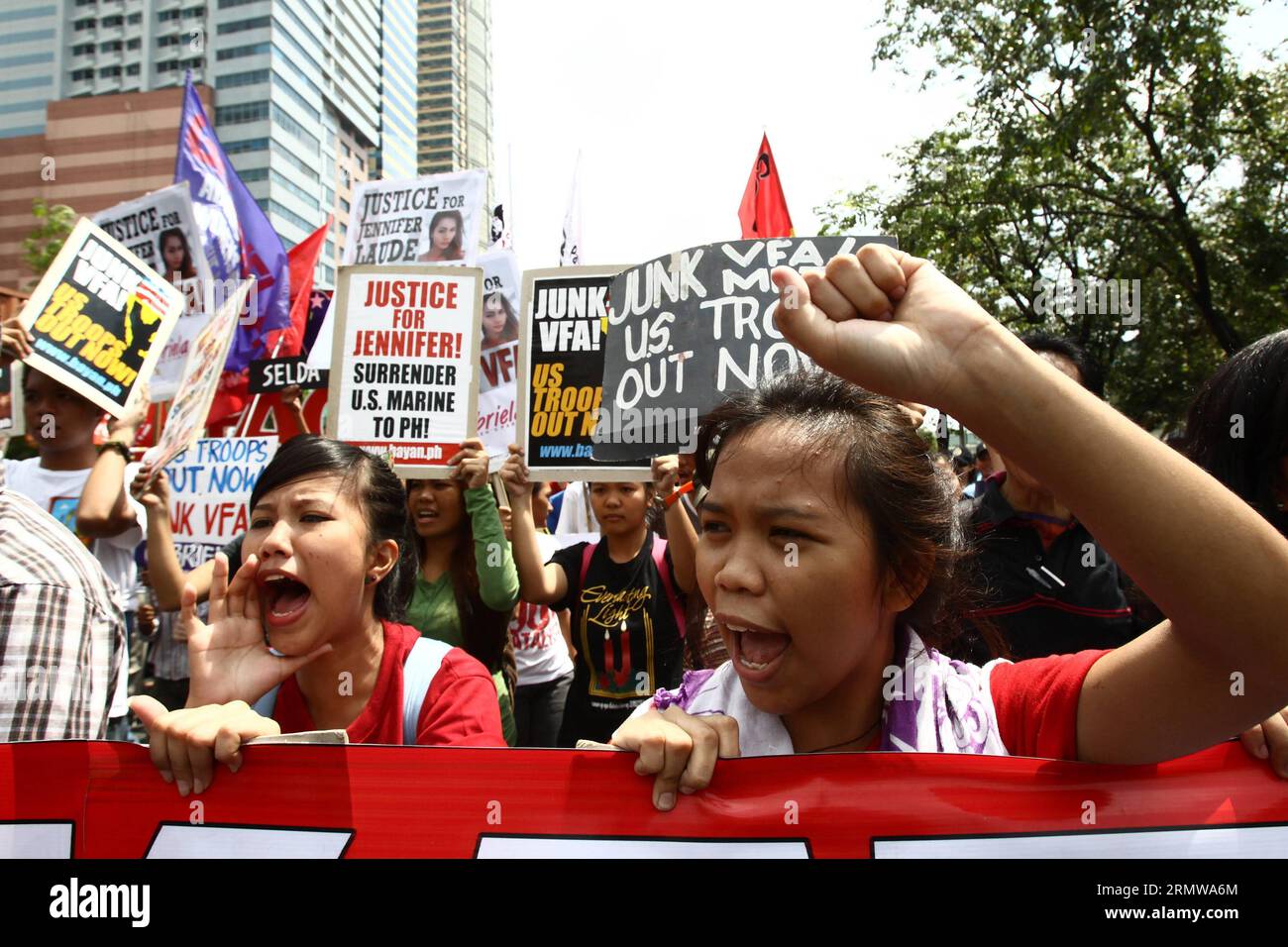 (141016) -- MANILA, Oct. 16, 2014 -- Activists shout slogans during a protest rally in front of the US Embassy in Manila, Philippines, Oct. 16, 2014. The protesters demand justice for Jeffrey Laude, who was suspected to be killed by US Marine Joseph Scott Pemberton last Saturday in Olongapo City. ) PHILIPPINES-MANILA-PROTEST RALLY RouellexUmali PUBLICATIONxNOTxINxCHN   Manila OCT 16 2014 activists Shout Slogans during a Protest Rally in Front of The U.S. Embassy in Manila Philippines OCT 16 2014 The protesters Demand Justice for Jeffrey Laude Who what suspected to Be KILLED by U.S. Navy Joseph Stock Photo