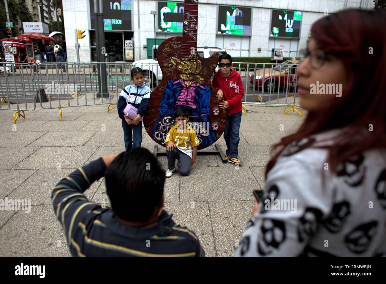 Aguitarsculpture hires stock photography and images Alamy