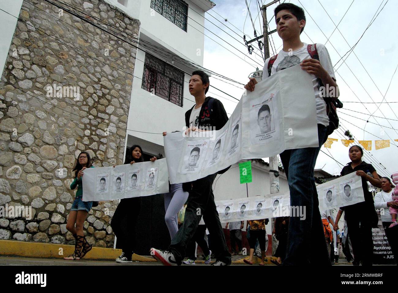 Youngsters take part in a march in Tuxtla, Guerrero, Mexico, on Oct. 19, 2014. According to local press, the march took place to protest the disappearance of the 43 students of the normal Rural School Raul Isidro Burgos of Ayotzinapa, that went missing on Sept. 26 in Iguala municipality. Around 1,200 agents of the Federal police are looking for the 43 missing students in a community in the southern state of Guerrero. )(wxl) MEXICO-GUERRERO-SOCIETY-MARCH EdgarxdexJesusxEspinoza PUBLICATIONxNOTxINxCHN   Youngsters Take Part in a March in Tuxtla Guerrero Mexico ON OCT 19 2014 According to Local P Stock Photo