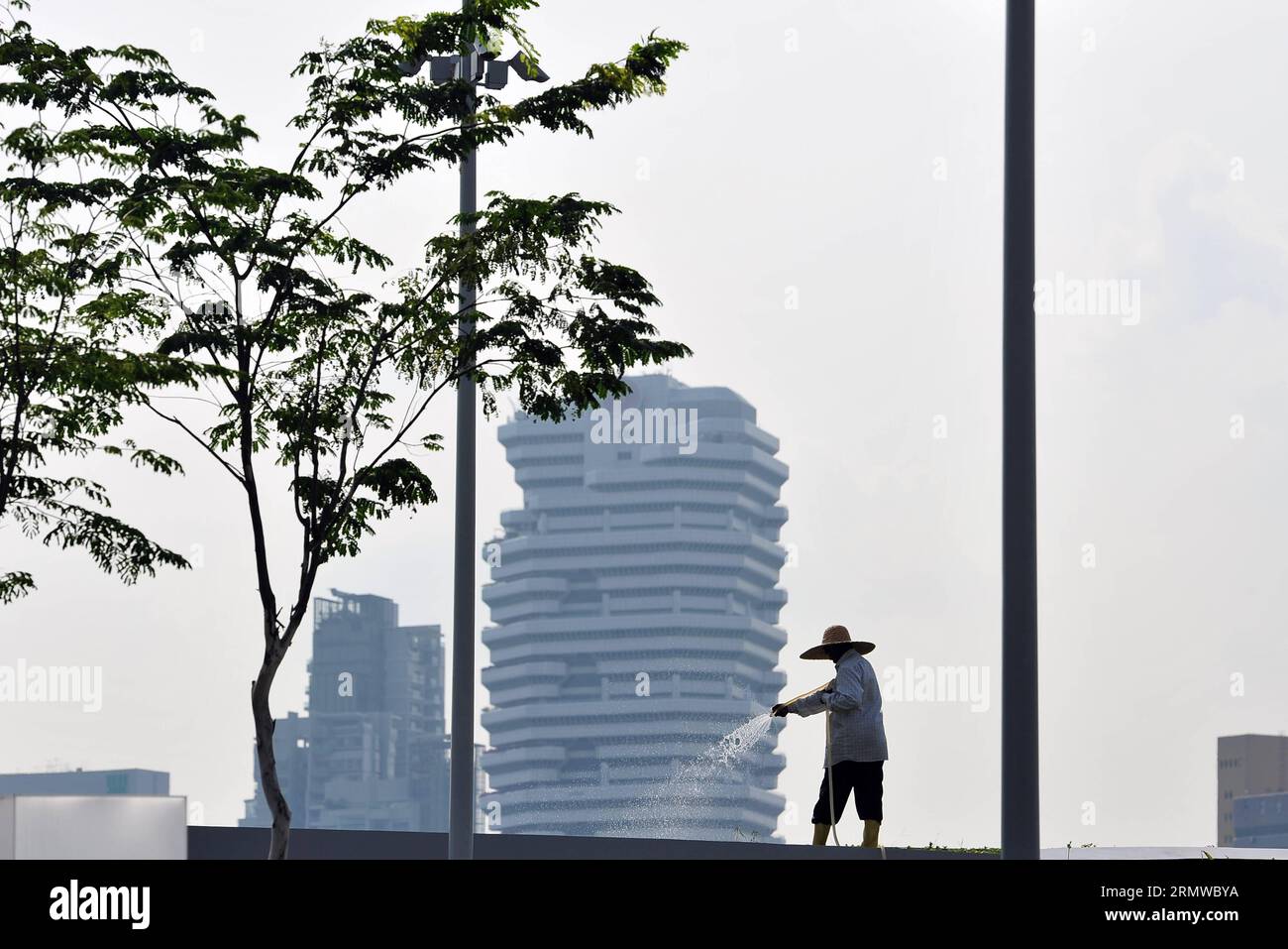 A gardener works in haze in Singapore, Oct. 20, 2014. Singapore s 3-hour Pollution Standard Index (PSI) hit 113 on Monday. )(bxq) SINGAPORE-POLLUTION ThenxChihxWey PUBLICATIONxNOTxINxCHN   a GARDENER Works in HAZE in Singapore OCT 20 2014 Singapore S 3 hour Pollution Standard Index PSI Hit 113 ON Monday  Singapore Pollution  PUBLICATIONxNOTxINxCHN Stock Photo