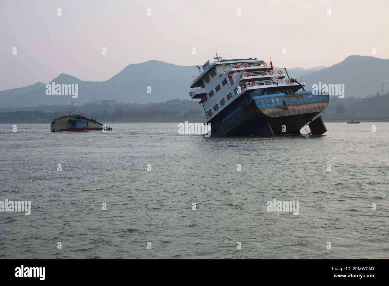 (141021) -- YICHANG, Oct. 21, 2014 -- A cargo ship carrying ore sinks in the Yangtze River in Yichang, central China s Hubei Province, Oct. 21, 2014. The ten crew members on the ship were all rescued after the sinking. ) (hdt) CHINA-HUBEI-CARGO SHIP-SINKING (CN) LixLin PUBLICATIONxNOTxINxCHN   Yichang OCT 21 2014 a Cargo Ship carrying Ore sinks in The Yangtze River in Yichang Central China S Hubei Province OCT 21 2014 The ten Crew Members ON The Ship Were All Rescued After The sinking HDT China Hubei Cargo Ship sinking CN  PUBLICATIONxNOTxINxCHN Stock Photo