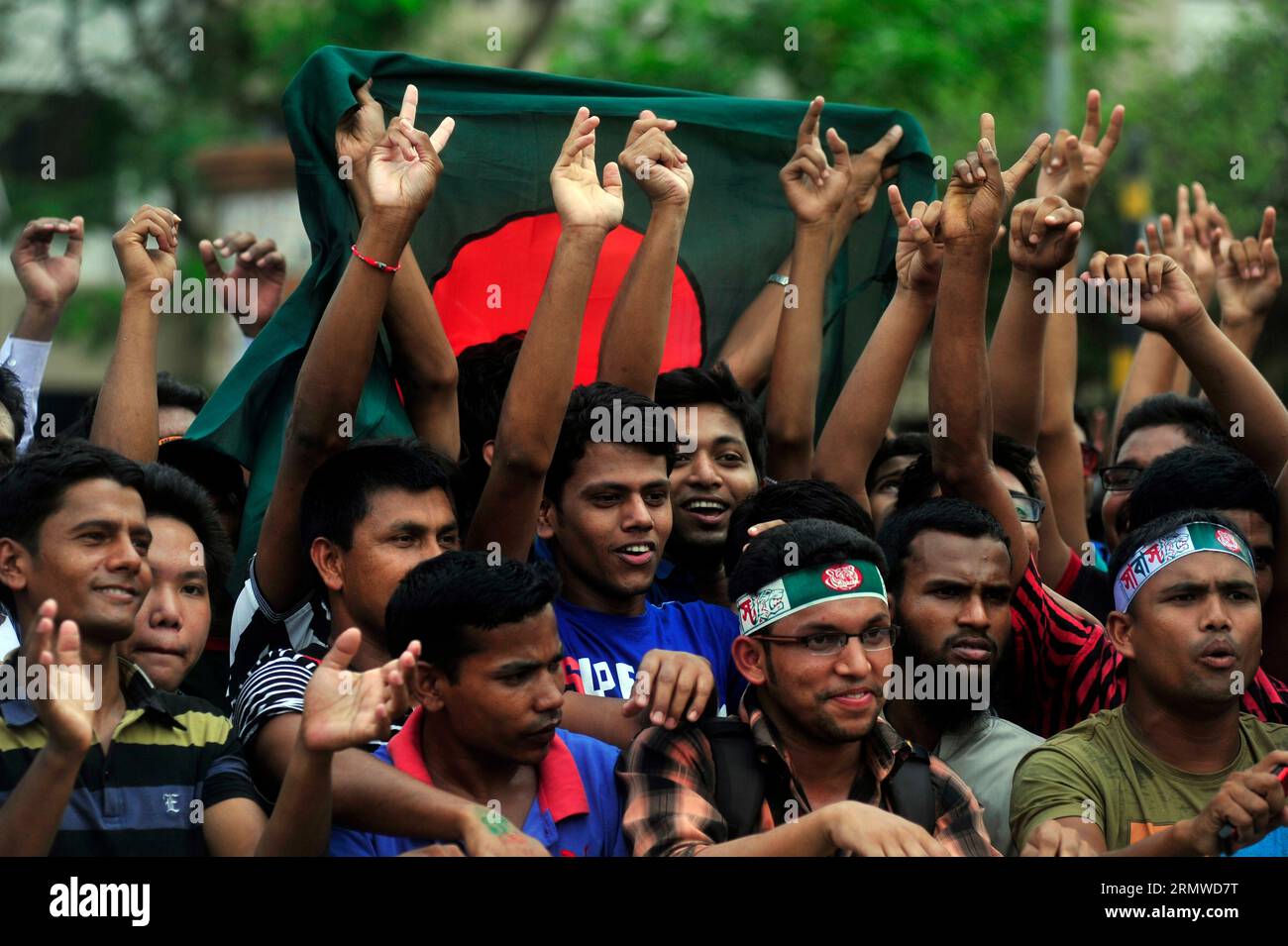 Bangladesh's national cricketers get a warm reception by the BCB to ...