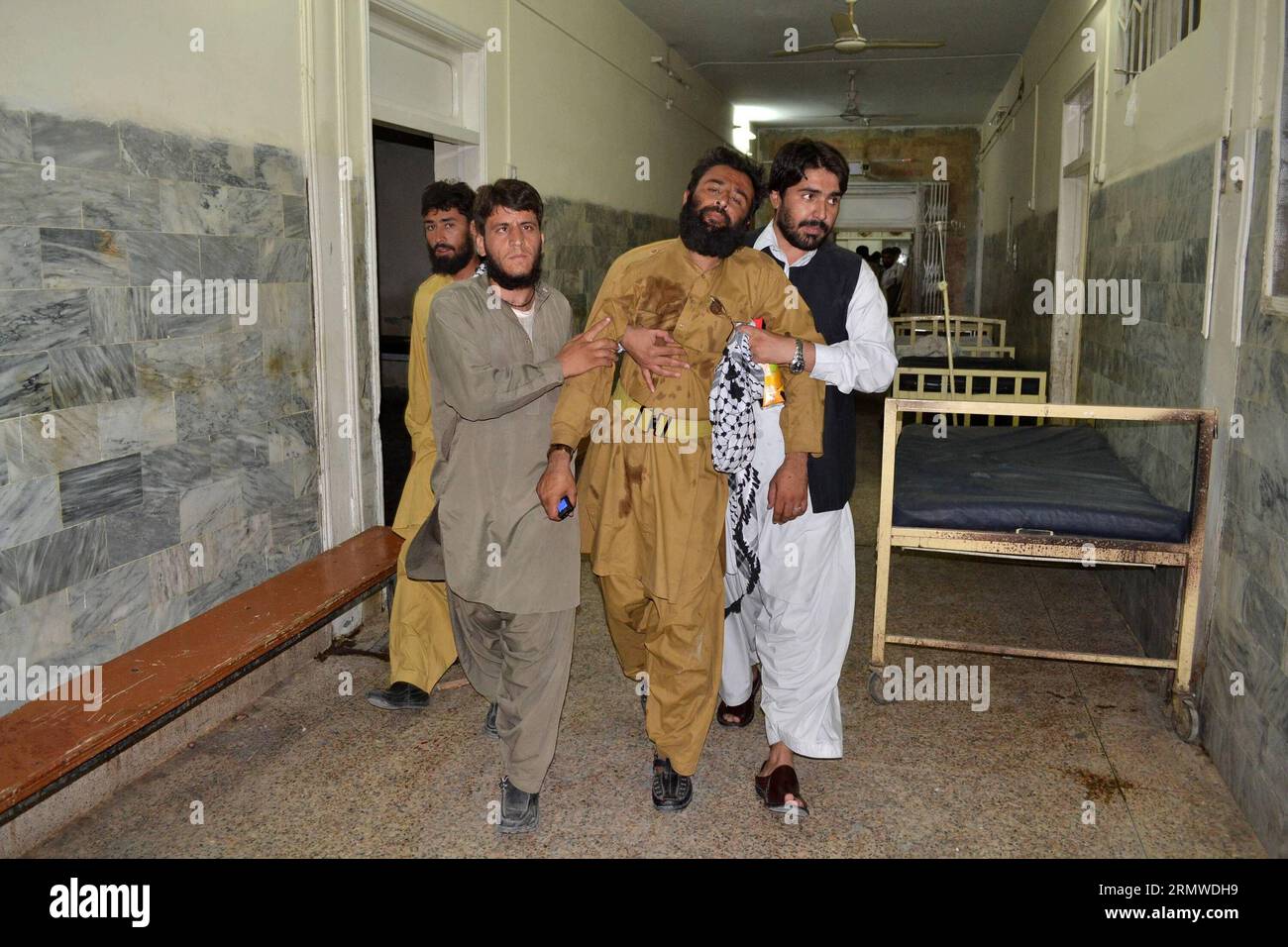 (141024) -- QUETTA,  -- People transfer an injured man to a hospital in southwest Pakistan s Quetta on Oct. 23, 2014. At least three people were killed and 30 others injured when a suicide bomber blew up himself near a vehicle of a religious party s leader in Pakistan s southwestern Quetta city on Thursday evening, officials said. ) PAKISTAN-QUETTA-SUICIDE-BLAST Asad PUBLICATIONxNOTxINxCHN   Quetta Celebrities Transfer to Injured Man to a Hospital in Southwest Pakistan S Quetta ON OCT 23 2014 AT least Three Celebrities Were KILLED and 30 Others Injured When a Suicide Bombers blew up himself Ne Stock Photo