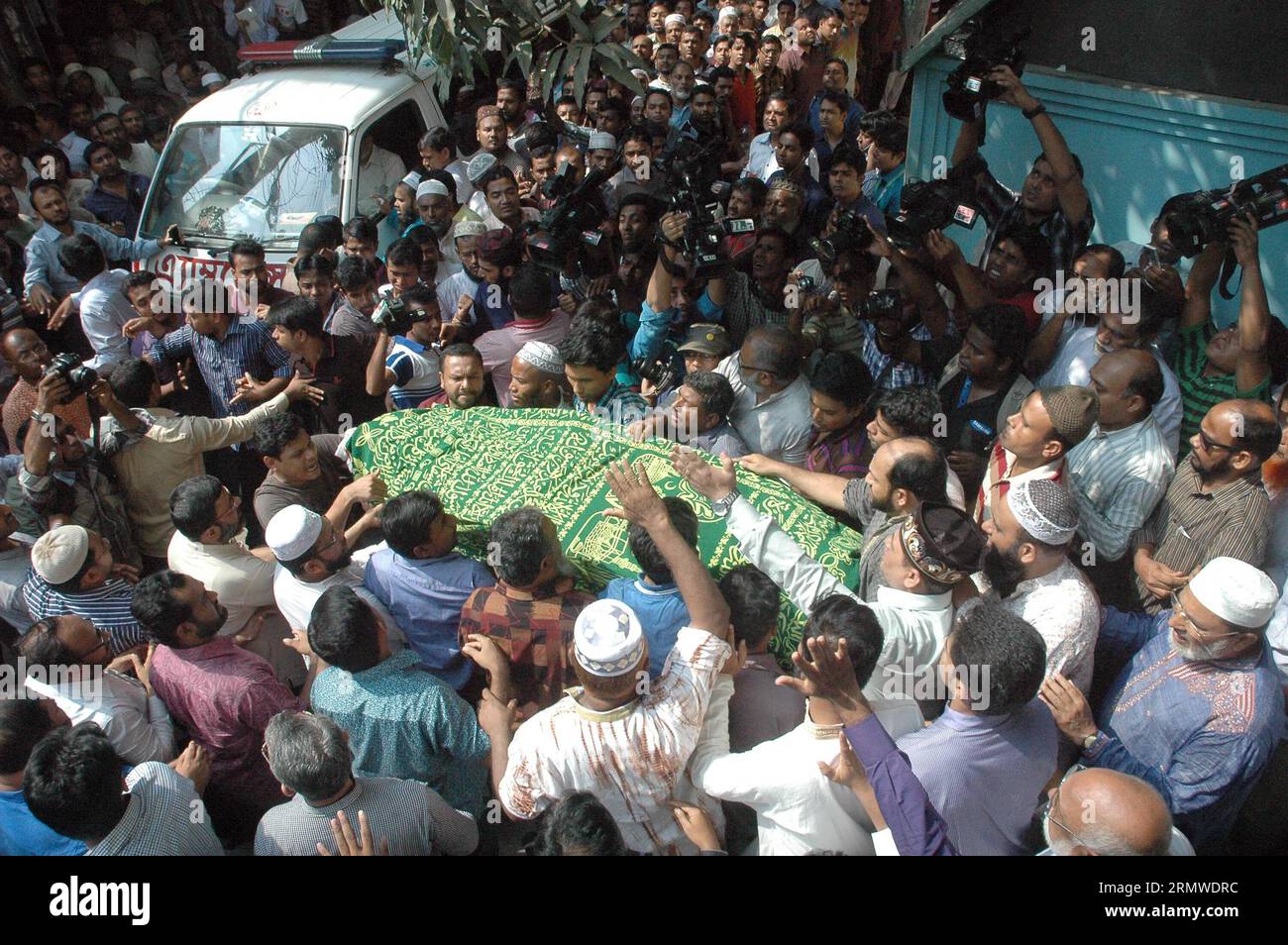(141024) -- DHAKA, Oct. 24, 2014 -- Thousands of people pay their last respects to the former chief of Bangladesh s Islamist party Ghulam Azam after he died at his residence in Dhaka, Bangladesh, Oct. 24, 2014. Convicted war criminal Ghulam Azam, one of the most high profile leaders of Bangladesh s largest Islamist party, died on October 23. )(bxq) BANGLADESH-DHAKA-GHULAM AZAM-DEATH SharifulxIslam PUBLICATIONxNOTxINxCHN   Dhaka OCT 24 2014 thousands of Celebrities Pay their Load respects to The Former Chief of Bangladesh S Islamist Party Ghulam Azam After he died AT His Residence in Dhaka Bang Stock Photo