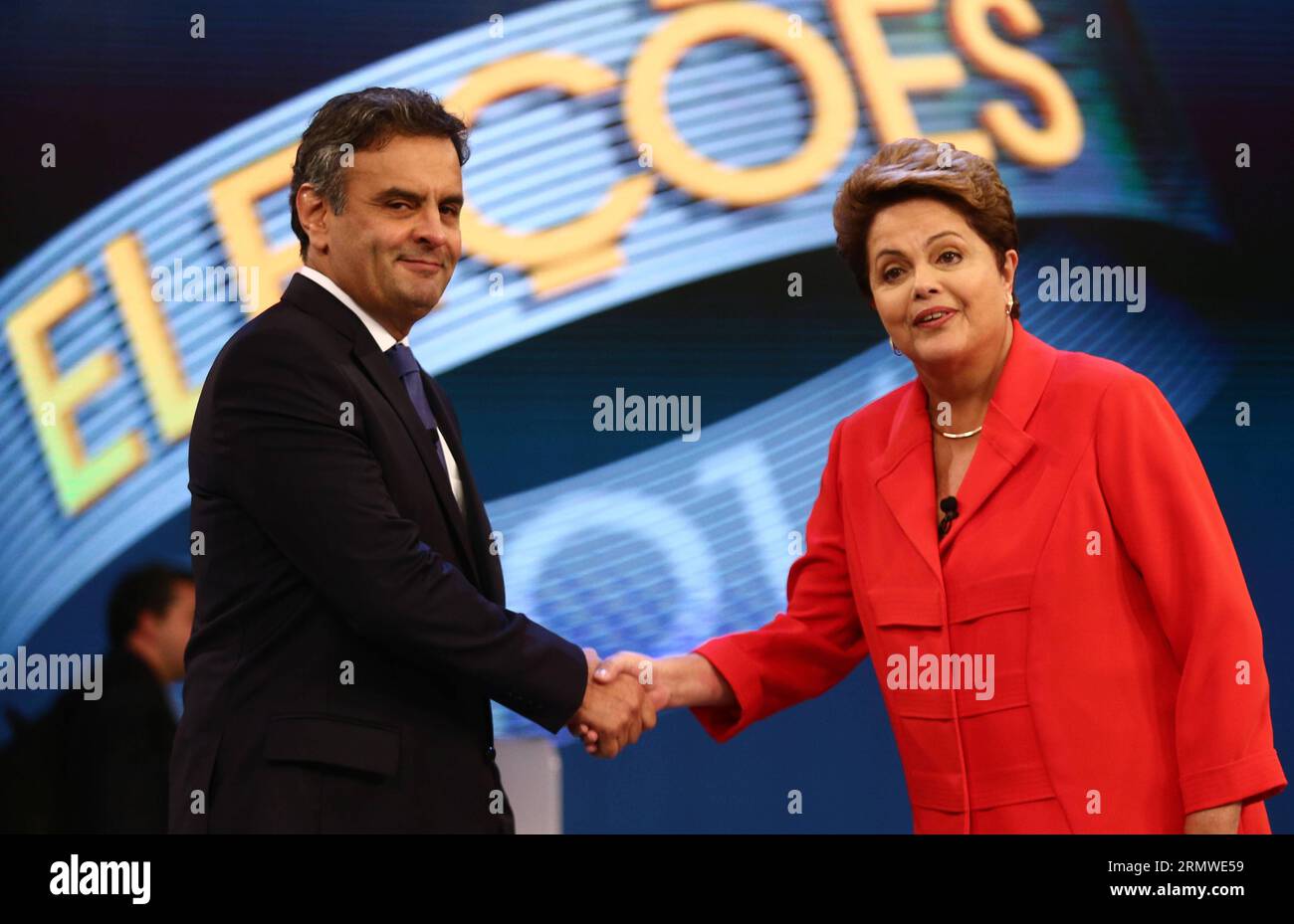 Brazil s President and presidential candidate for the Worker s Party (PT) Dilma Rousseff (R) shakes hands with candidate for Brazilian Social Democratic Party (PSDB) Aecio Neves during a television debate in Jacarepagua, west of Rio de Janeiro, Brazil, on Oct. 24, 2014. Brazil s presidential election will be defined on a second round, on Oct. 26, between Dilma Rousseff of PT and Aecio Neves of PSDB. Gustavo Serebrenick/Brazil Photo Press/Estadao Conteudo/AGENCIA ESTADO) (zhf) BRAZIL OUT BRAZIL-RIO DE JANEIRO-POLITICS-ELECTIONS AGENCIAxESTADIO PUBLICATIONxNOTxINxCHN   Brazil S President and Pre Stock Photo