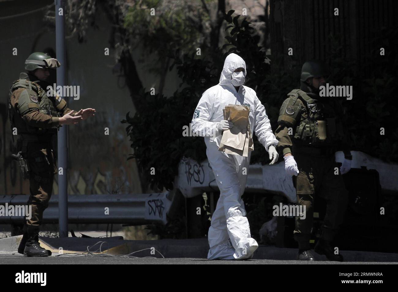 141106) -- SANTIAGO, Nov. 6, 2014 -- Members of the Police Special  Operations Group (GOPE, for its acronym in Spanish) work in the area where  an explosive device was located between San