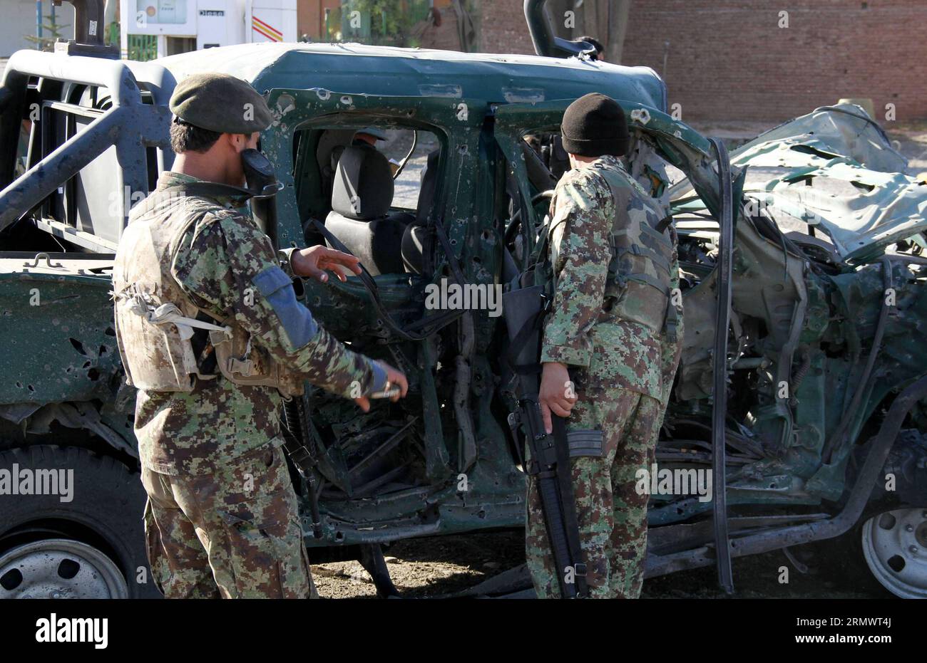 (141110) -- NANGARHAR, Nov. 10, 2014 -- Afghan soldiers inspect the blast site in Nangarhar province, eastern Afghanistan, Nov. 10, 2014. Three police officials were killed and another injured by a bomb blast in Jalalabad city, capital of Nangarhar province, Monday morning, sources said. ) AFGHANISTANN-NANGARHAR-BLAST TahirxSafi PUBLICATIONxNOTxINxCHN   Nangarhar Nov 10 2014 Afghan Soldiers inspect The Blast Site in Nangarhar Province Eastern Afghanistan Nov 10 2014 Three Police Officials Were KILLED and Another Injured by a Bomb Blast in Jalalabad City Capital of Nangarhar Province Monday Mor Stock Photo