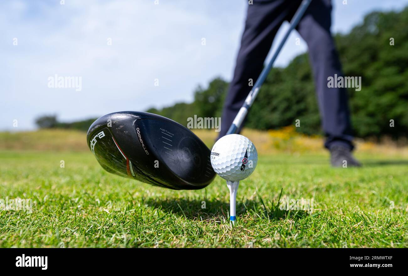 PRODUCTION 24 August 2023, Lower Saxony, Adendorf A golfer prepares