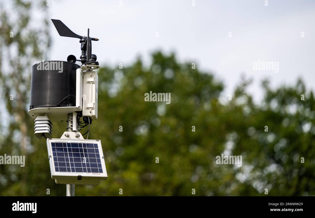 PRODUCTION 24 August 2023, Lower Saxony, Adendorf A weather station