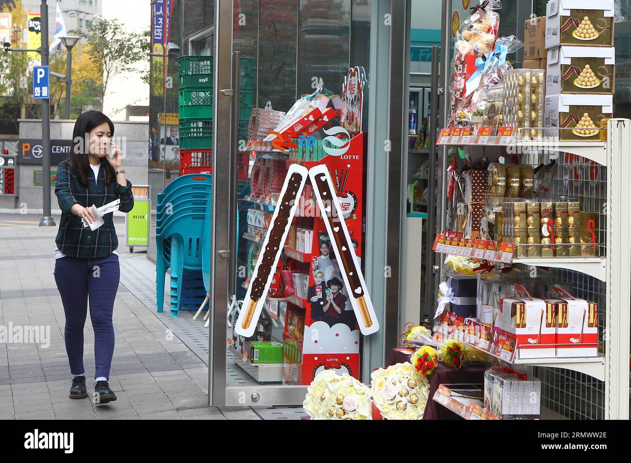 A woman walks past a grocery store in Seoul, South Korea, Nov. 11, 2014. Pepero Day is celebrated annually on Nov. 11 in South Korea, with stores selling pepero chocolate sticks and single people trying to find their Mr or Mrs Rights. ) SOUTH KOREA-PEPERO DAY-SALE YaoxQilin PUBLICATIONxNOTxINxCHN   a Woman Walks Past a Grocery Store in Seoul South Korea Nov 11 2014  Day IS celebrated annually ON Nov 11 in South Korea With Stores Selling  Chocolate Sticks and Single Celebrities trying to find their Mr or Mrs Rights South Korea  Day Sale  PUBLICATIONxNOTxINxCHN Stock Photo