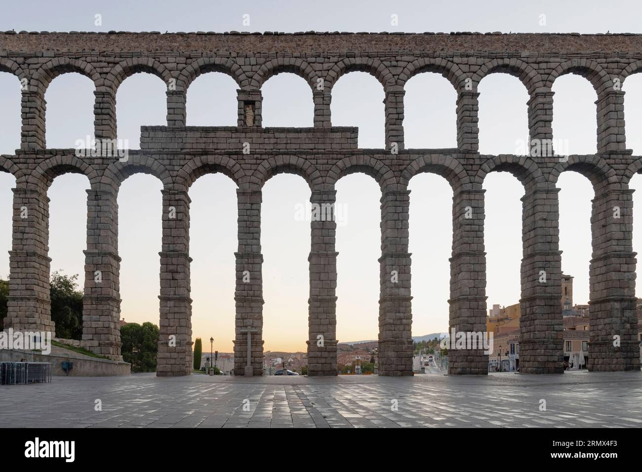 Spain, Castile and Leon, Segovia, Pre dawn view of the Aqueduct of Segovia, a Roman aqueduct with 167 arches built around the first century AD to chan Stock Photo