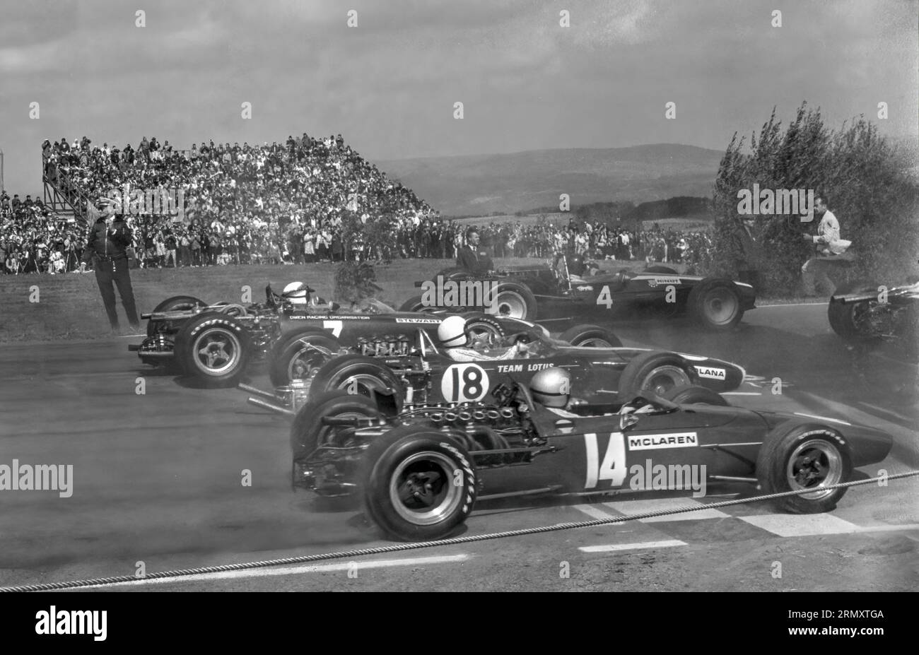 Start of the Watkins Glen 1967 Grand Prix F1 race. 14 Bruce McLaren, 18 Molses Solana, 7