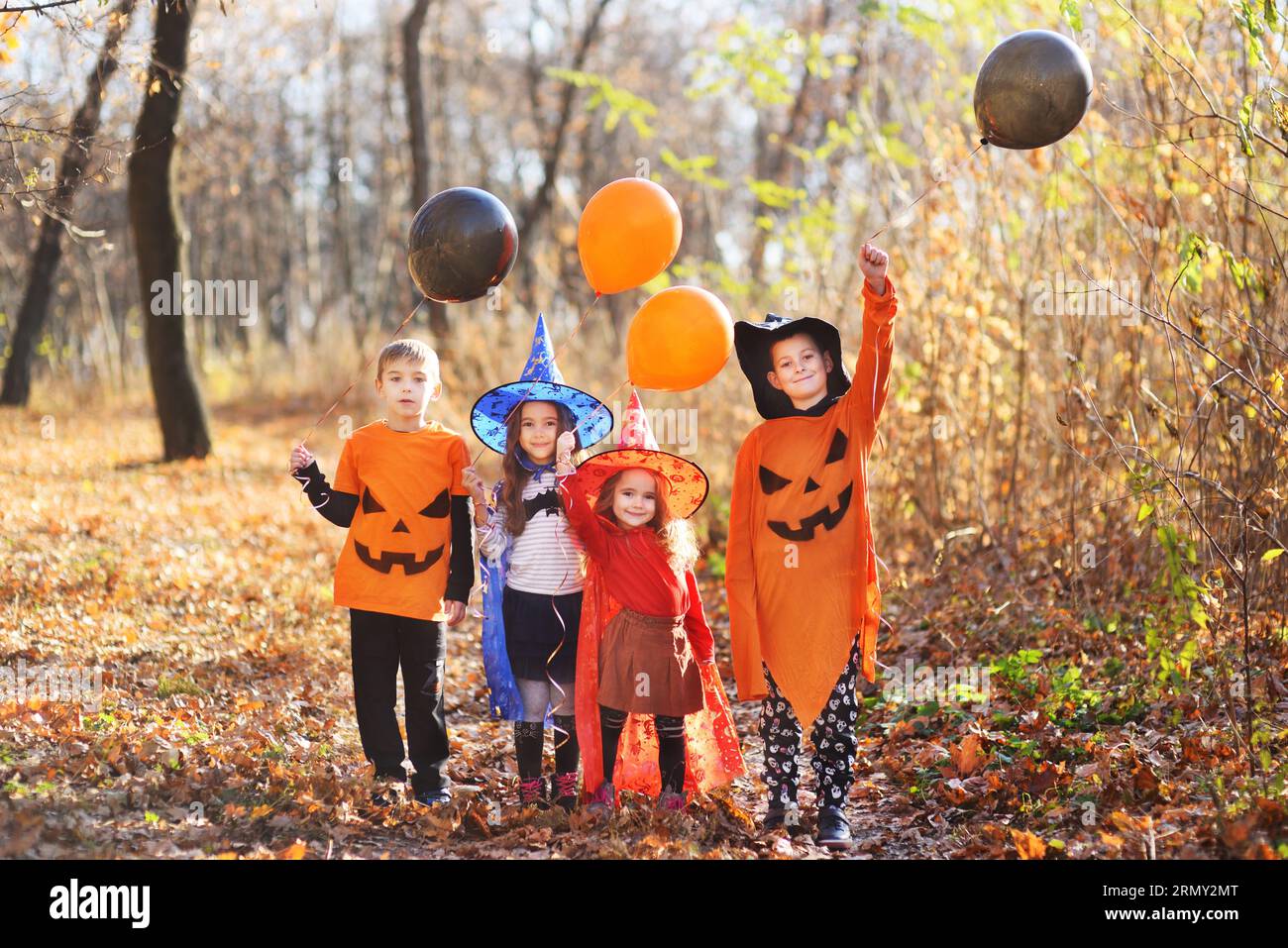 Girl friends holding balloons hi-res stock photography and images - Alamy
