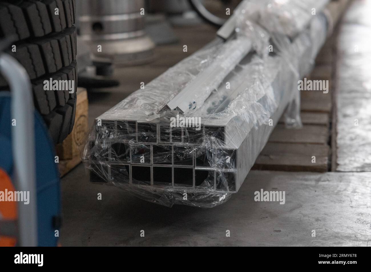A lot or bunch of aluminium profiles bound together, destined for laser