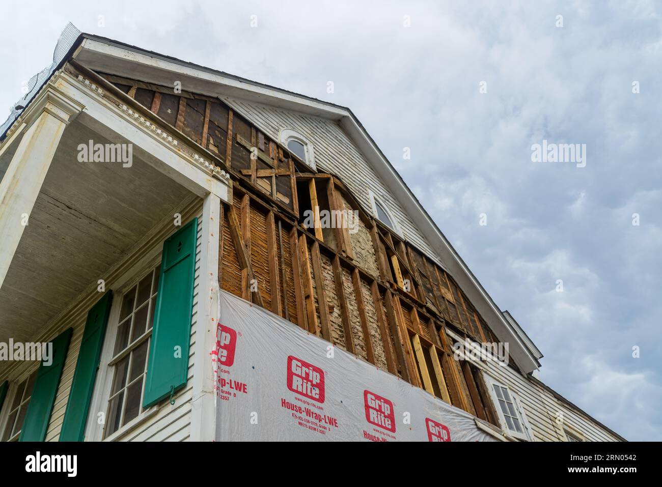 NEW ORLEANS, LA, USA - JUNE 6, 2021: Side of historic, partially demolished side wall of mansion with exposed studs and new Grip Rite House Wrap LWE Stock Photo