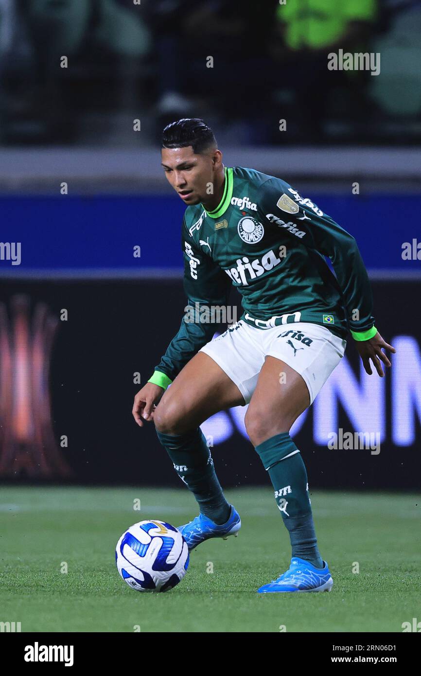 Adrian Balboa of Colombia's Deportivo Pereira, left, heads the ball with  Murilo of Brazil's Palmeiras during a Copa Libertadores quarterfinal second  leg soccer match at Allianz Parque stadium in Sao Paulo, Brazil