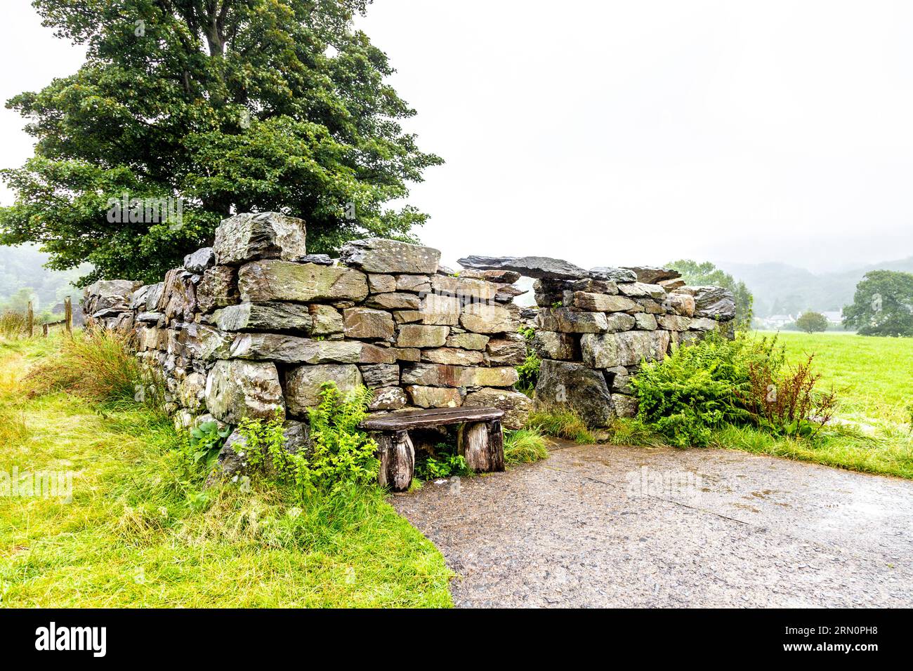 Ruined cottage with the sculpture of dog Gelert near Gelert's Grave, Beddgelert, Snowdonia National Park, Gwynedd, Wales, UK Stock Photo
