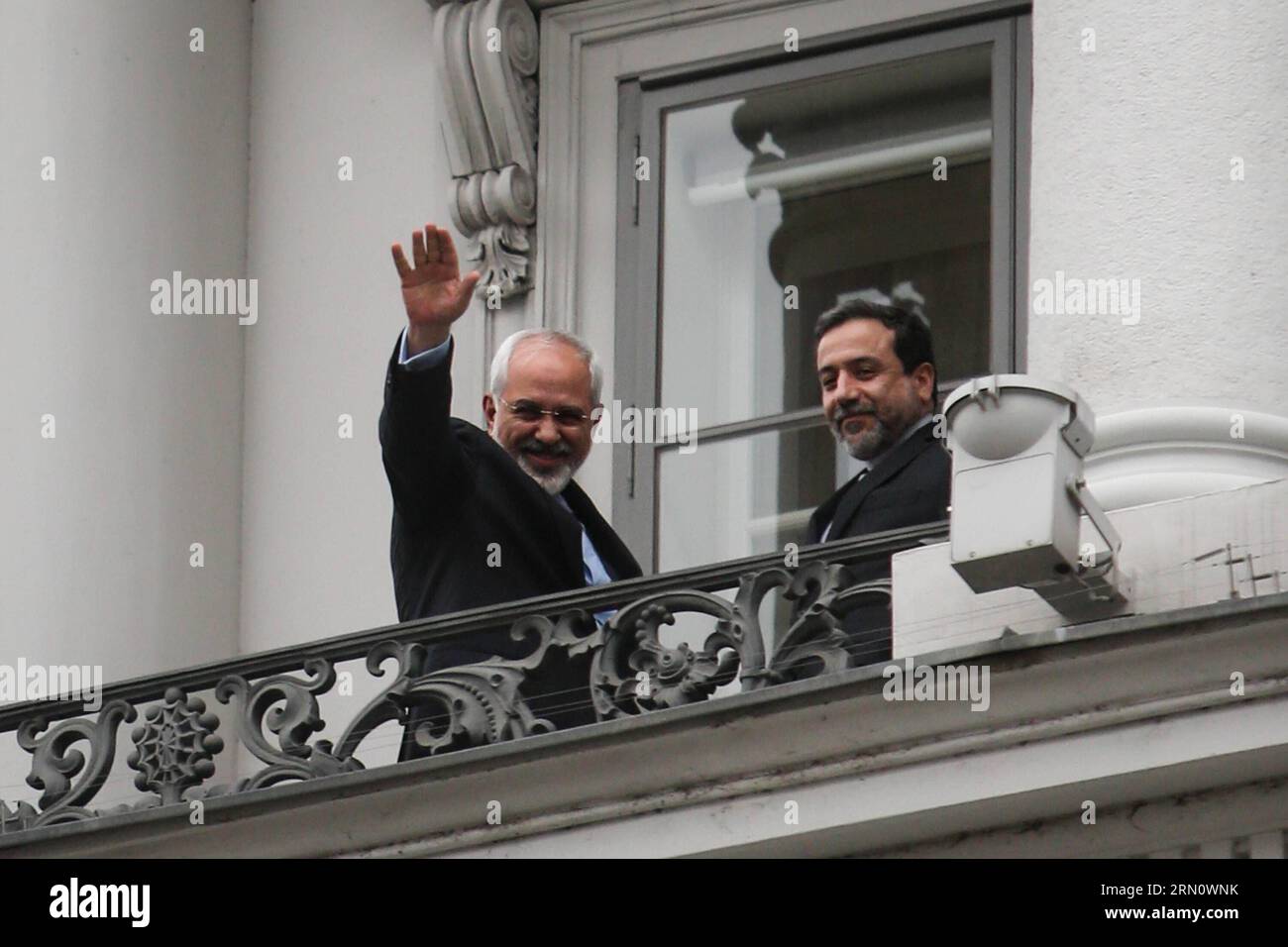 POLITIK Irans Außenminister bei den Atomgesprächen in Wien (141122) -- VIENNA, Nov. 22, 2014 -- Iranian Foreign Minister Mohammad Javad Zarif (L) waves from a balcony of Palais Coburg, the venue of nuclear talks in Vienna, Austria, Nov. 22, 2014. The world s major powers and Iran are racing against time to reach a deal over Tehran s nuclear program. As for the Nov. 24 deadline, there are only two days left in the talks between Iran and the P5+1 group. ) AUSTRIA-VIENNA-NUCLEAR TALKS ZhangxFan PUBLICATIONxNOTxINxCHN   politics Iran Foreign Minister at the Nuclear talks in Vienna  Vienna Nov 22 2 Stock Photo