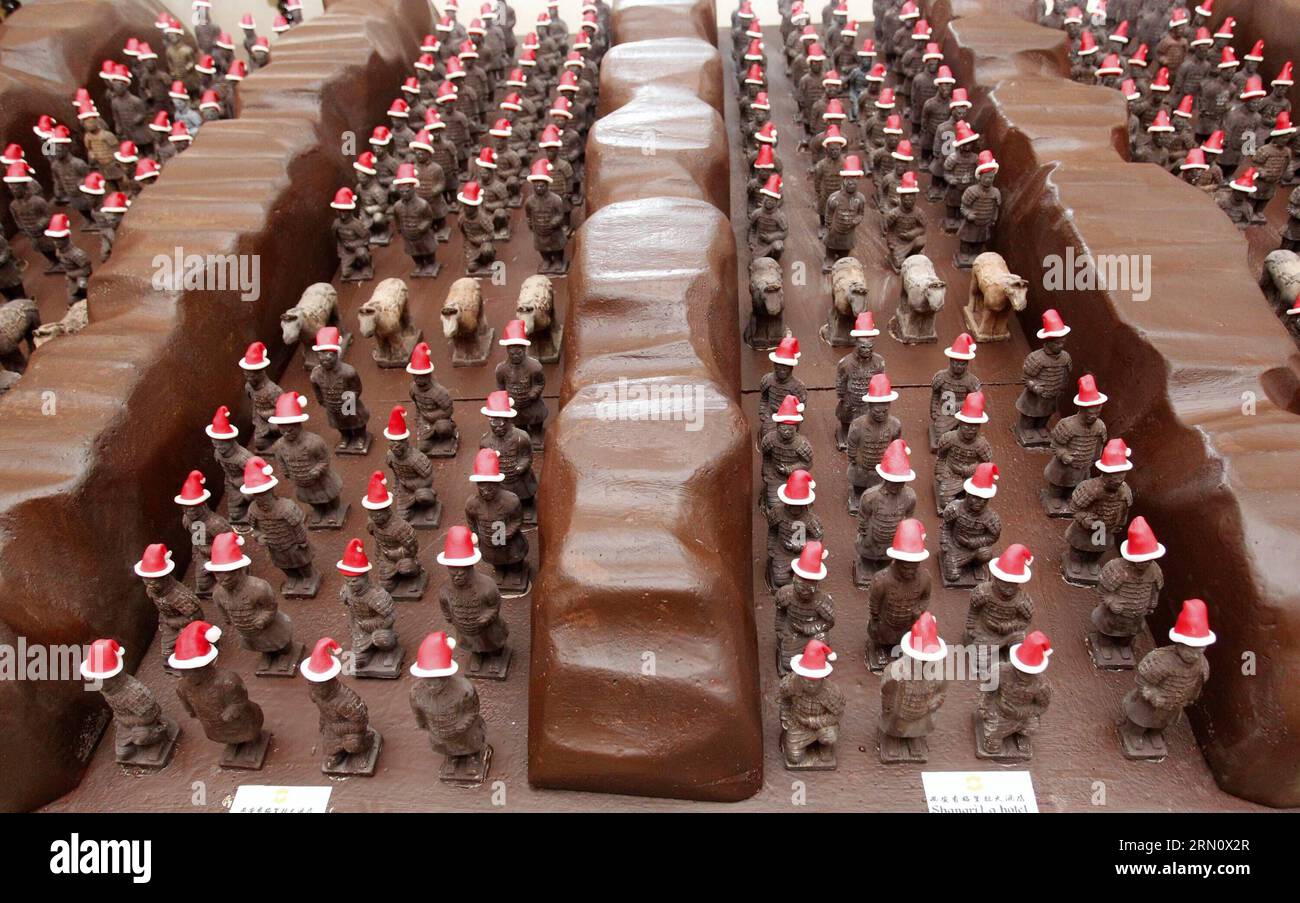 AKTUELLES ZEITGESCHEHEN Chinesische Terracotta Armee aus Schokolade Squads of chocolate miniature Terracotta Warriors wearing Santa hats stand on display at a hotel in Xi an, capital of northwest China s Shaanxi Province, Nov. 23, 2014. Pastry chefs of a hotel in Xi an have turned 100 kilograms of chocolate into miniatures imitative of members of the Terracotta Army, a set of lifesize ancient Chinese army sculptures from the 3rd century B.C., with Santa hats attached to the miniatures to mark the upcoming Christmas. ) (lmm) CHINA-SHAANXI-XI AN-CHOCOLATE-TERRACOTTA ARMY-CHRISTMAS (CN) JiaoxHong Stock Photo