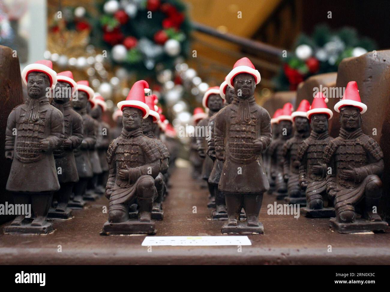 AKTUELLES ZEITGESCHEHEN Chinesische Terracotta Armee aus Schokolade A squad of chocolate miniature Terracotta Warriors wearing Santa hats stand on display at a hotel in Xi an, capital of northwest China s Shaanxi Province, Nov. 23, 2014. Pastry chefs of a hotel in Xi an have turned 100 kilograms of chocolate into miniatures imitative of members of the Terracotta Army, a set of lifesize ancient Chinese army sculptures from the 3rd century B.C., with Santa hats attached to the miniatures to mark the upcoming Christmas. ) (lmm) CHINA-SHAANXI-XI AN-CHOCOLATE-TERRACOTTA ARMY-CHRISTMAS (CN) JiaoxHon Stock Photo