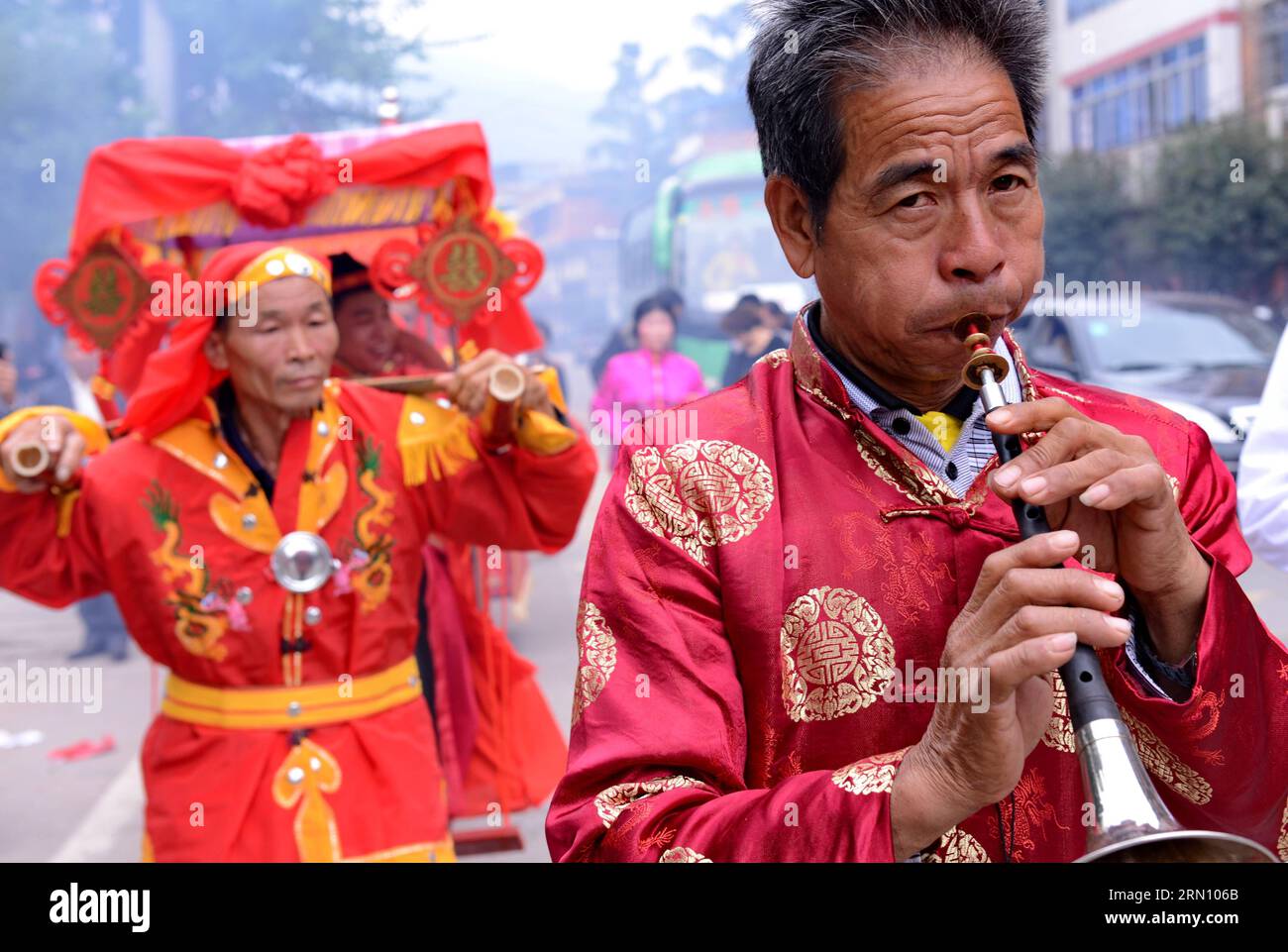 (141129) -- FUZHOU, Nov. 29, 2014 -- A band member plays Suona, a trump-like musical instrument, in a street procession during a Chinese wedding in Daonan Village of Songkou Township in Yongtai County, southeast China s Fujian Province, Nov. 29, 2014. ) (lmm) CHINA-FUJIAN-LIFE-CHINESE WEDDING (CN) ZhangxGuojun PUBLICATIONxNOTxINxCHN Fuzhou Nov 29 2014 a Tie member PLAYS Suona a Trump Like Musical Instrument in a Street Procession during a Chinese Wedding in Village of Township in Yongtai County South East China S Fujian Province Nov 29 2014 lmm China Fujian Life Chinese Wedding CN ZhangxGu Stock Photo