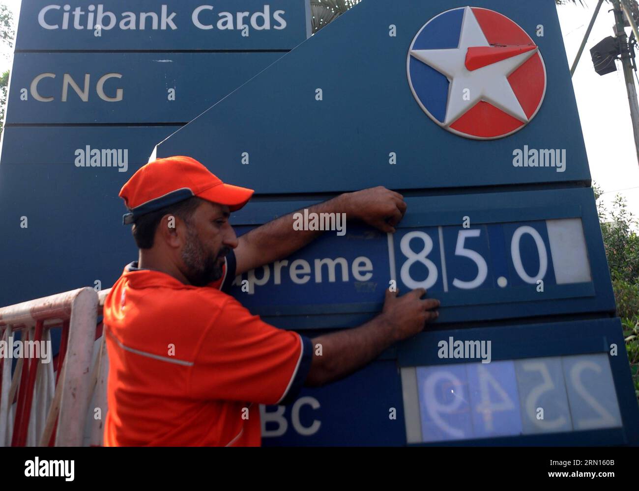 (141201) KARACHI, Dec. 1, 2014 A Pakistani employee changes the