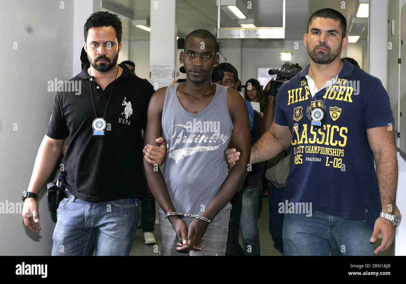 AKTUELLES ZEITGESCHEHEN Verhaftung des mutmaßlichen Serienmörders Sailson Jose das Gracas in Rio de Janeiro (141211) -- RIO DE JANEIRO, Dec. 11, 2014 -- Sailson Jose das Gracas (C) is escorted by police officers upon arrival to Homicide Division of Baixada Fluminense after being arrested for allegedly murdering a woman, in Rio de Janeiro, Brazil, on Dec. 11, 2014. Sailson Jose das Gracas, 26, was detained for allegedly stabbing to death a woman in Nova Iguacu and confessing to the police that he have killed 42 people in the region, mostly women, according to local press. Fabio Goncalves/AGENCI Stock Photo