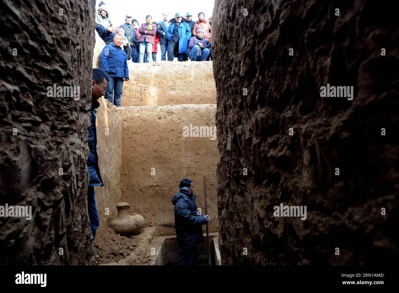 (141212) -- ZHENGZHOU,  Local people gather at the excavating spot of ancient relics of the Han Dynasty (202 BC-220 AD), in Wenxian County, central China s Henan Province, Dec. 11, 2014. ) (wf) CHINA-HENAN-ARCHAEOLOGY(CN) ZhuxXiang PUBLICATIONxNOTxINxCHN   Zhengzhou Local Celebrities gather AT The Excavating Spot of Ancient Relics of The Han Dynasty 202 BC 220 Retired in Wenxian County Central China S Henan Province DEC 11 2014 WF China Henan Archaeology CN ZhuxXiang PUBLICATIONxNOTxINxCHN Stock Photo