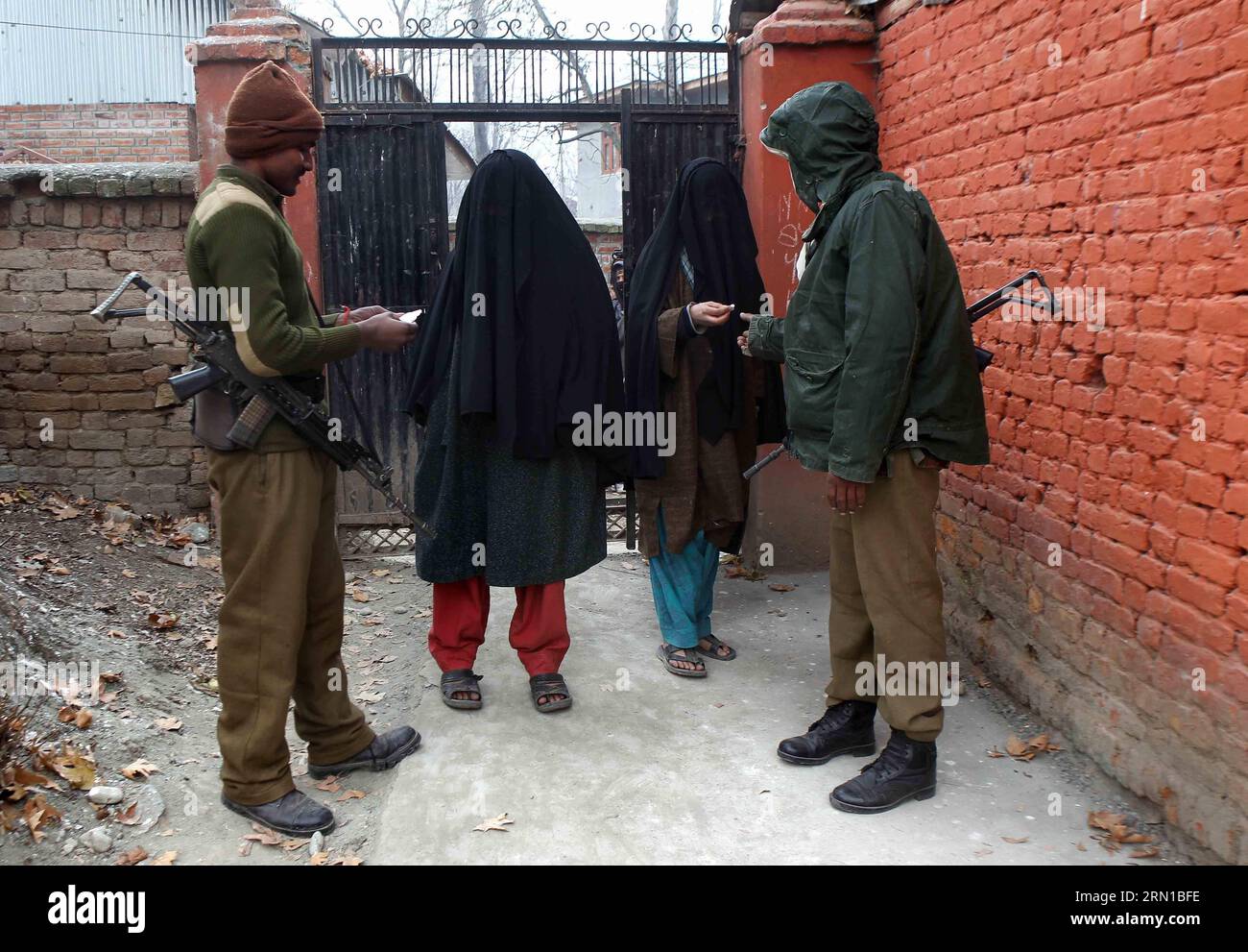 POLITIK Regionalwahlen in der Kaschmir-Region (141214) -- SRINAGAR, Dec. 14, 2014 -- Paramilitary troopers check voter cards of Kashmiri women outside a polling station in Anantnag district in Srinagar, the summer capital of Indian-controlled Kashmir, Dec. 14, 2014. Voting for the fourth phase of five-phase staggered local elections in restive Indian-controlled Kashmir began Sunday morning amid stringent security measures, officials said. ) (lmz) KASHMIR-SRINAGAR-POLLING JavedxDar PUBLICATIONxNOTxINxCHN   politics Regional elections in the Kashmir Region  Srinagar DEC 14 2014 paramilitary Troo Stock Photo