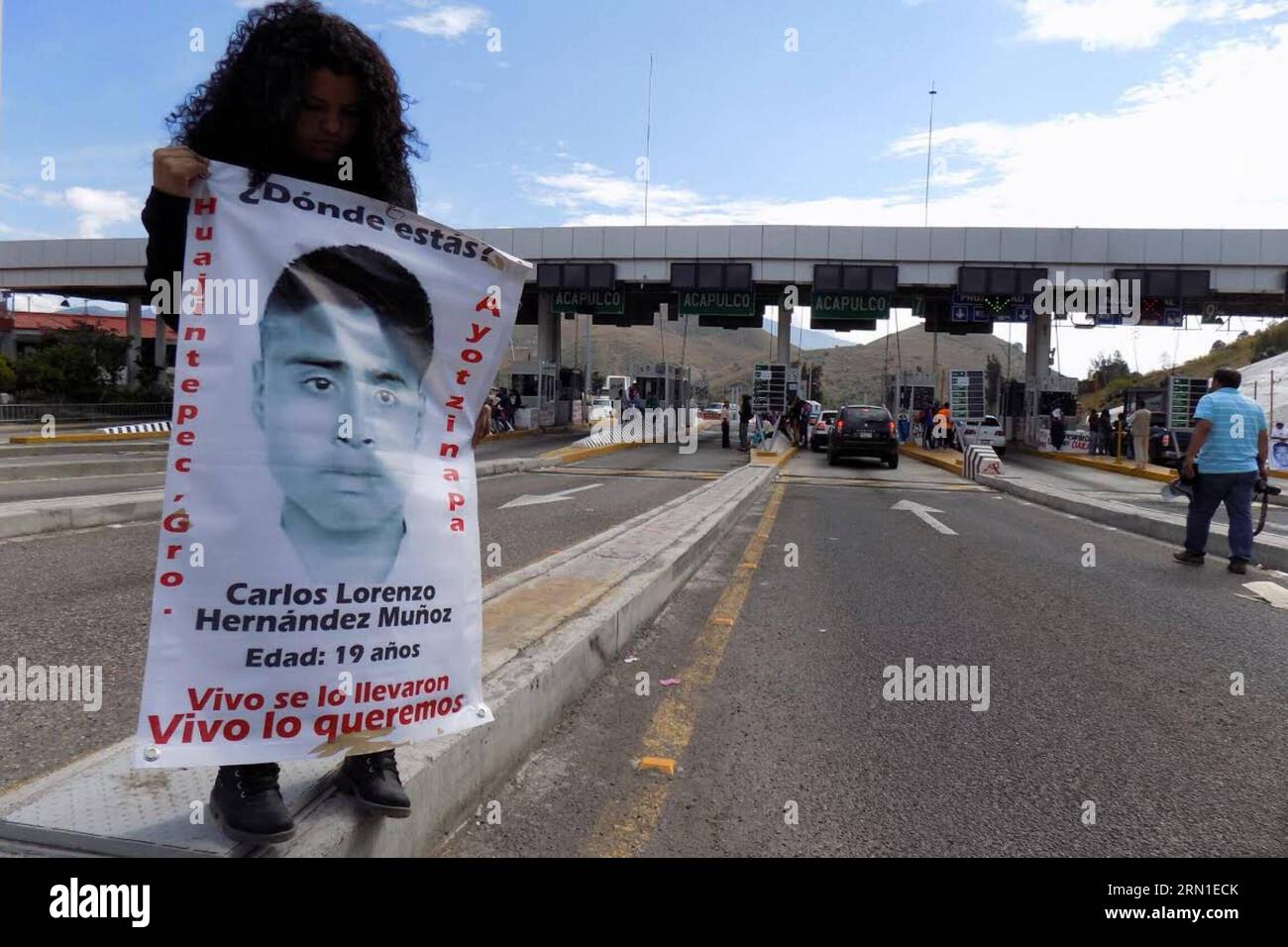 (141224) -- GUERRERO, Dec. 23, 2014 -- A person holds a sign during a demonstration in the tollbooth of the comunity of Palo Blanco, to 3km from Chilpancingo, capital of the state of Guerrero, Mexico, on Dec. 23, 2014. Normalists an parents held a demonstration to demand the live appearance of the missing students of Normal Rural School Raul Isidro Burgos of Ayotzinapa where also requested the support of the people for their cause. ) (jp) MEXICO-GUERRERO-SOCIETY-DEMONSTRATION EdgarxdexJesusxEspinoza PUBLICATIONxNOTxINxCHN   Guerrero DEC 23 2014 a Person holds a Sign during a Demonstration in T Stock Photo